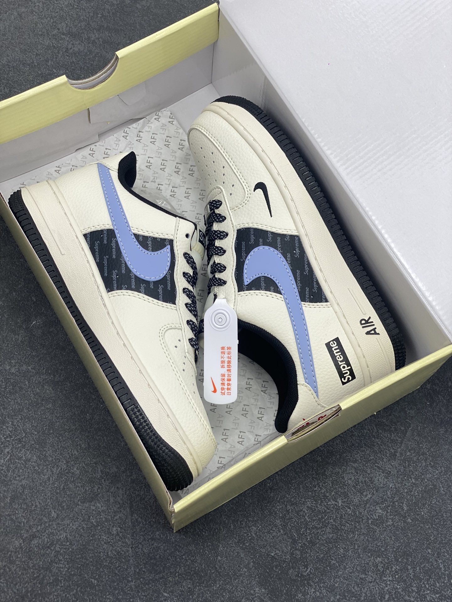 图片[9]-NIke Air Force 1 \’07 Low “Supreme联名——米蓝灰英文”空军一号 低帮 运动鞋 休闲鞋 折边针车 工艺难度大 原楦头原纸板 原装鞋盒 定制五金配件 内置全掌气垫 原厂鞋底 货号：ZH2598-311 尺码：36 36.5 37.5 38 38.5 39 40 40.5 41 42 42.5 43 44 44.5 45-选品中心