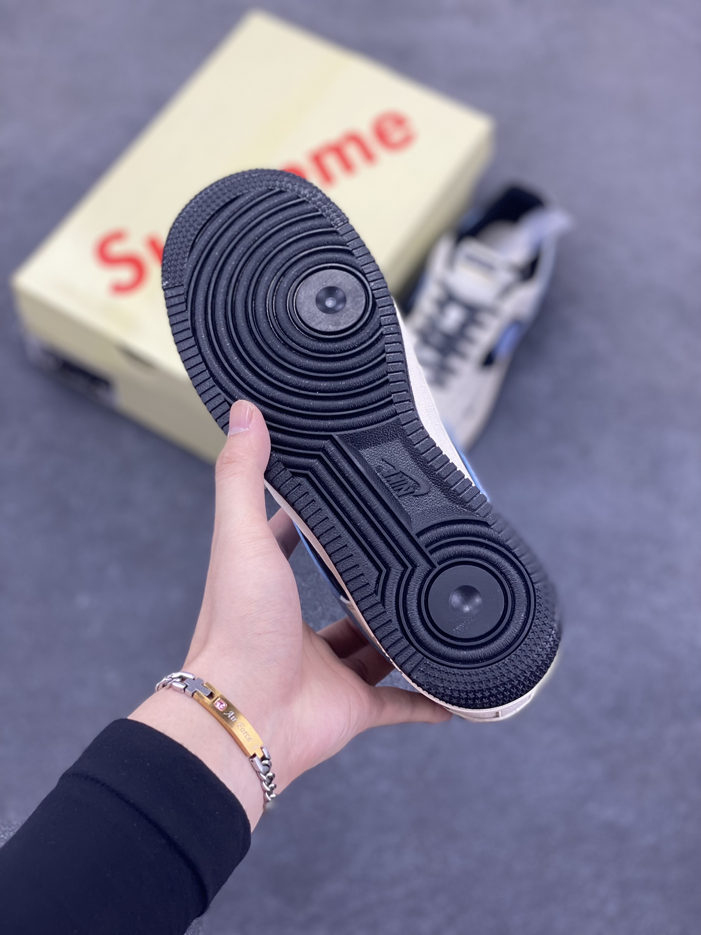 图片[5]-NIke Air Force 1 \’07 Low “Supreme联名——米蓝灰英文”空军一号 低帮 运动鞋 休闲鞋 折边针车 工艺难度大 原楦头原纸板 原装鞋盒 定制五金配件 内置全掌气垫 原厂鞋底 货号：ZH2598-311 尺码：36 36.5 37.5 38 38.5 39 40 40.5 41 42 42.5 43 44 44.5 45-选品中心