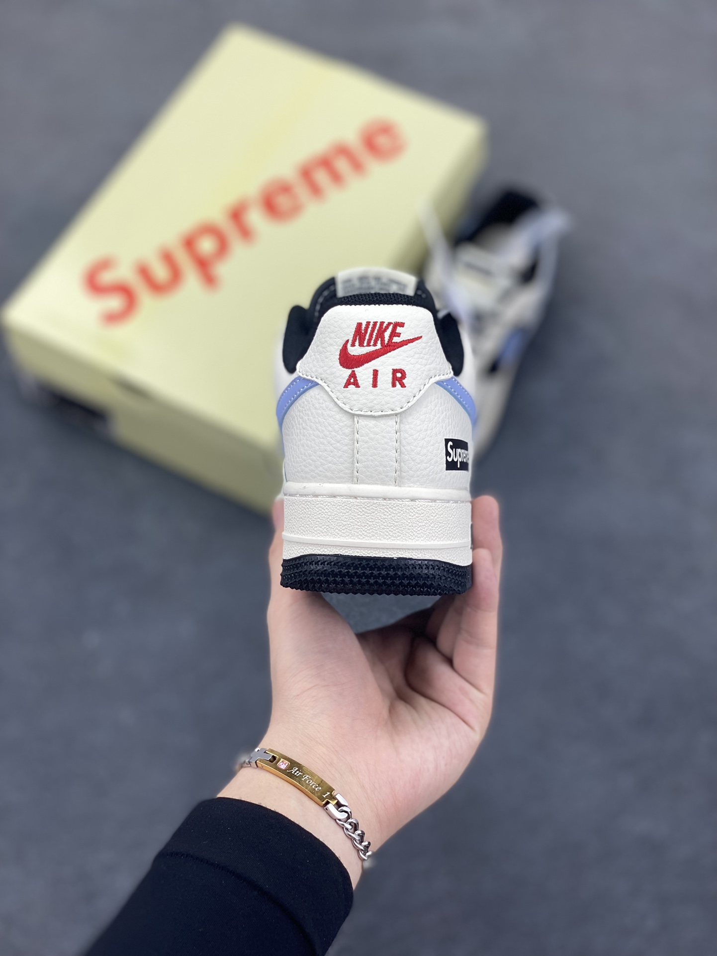 图片[4]-NIke Air Force 1 \’07 Low “Supreme联名——米蓝灰英文”空军一号 低帮 运动鞋 休闲鞋 折边针车 工艺难度大 原楦头原纸板 原装鞋盒 定制五金配件 内置全掌气垫 原厂鞋底 货号：ZH2598-311 尺码：36 36.5 37.5 38 38.5 39 40 40.5 41 42 42.5 43 44 44.5 45-选品中心