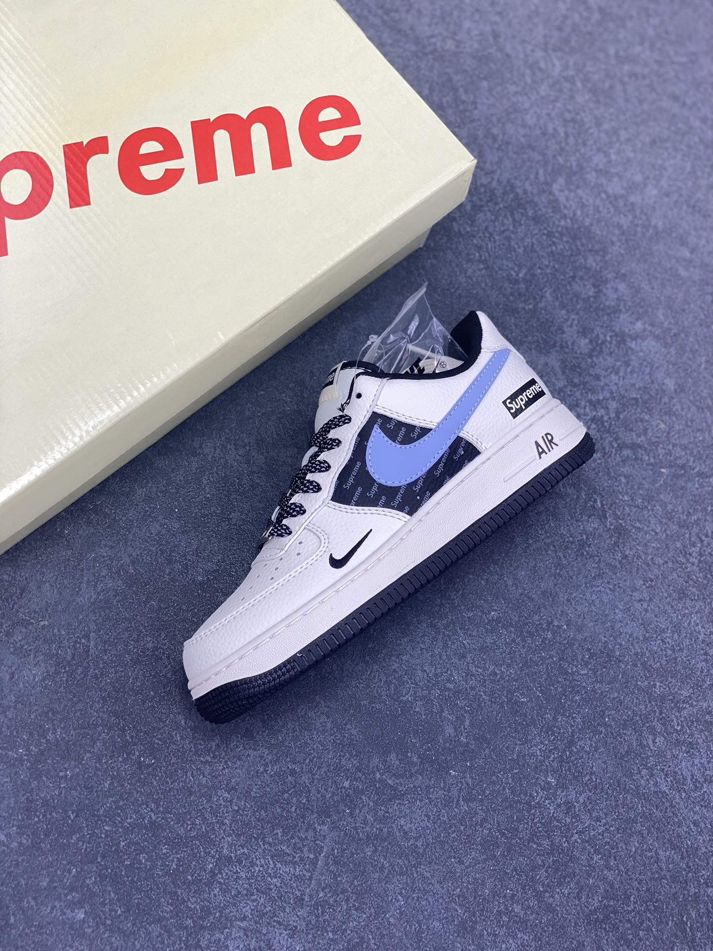 图片[7]-NIke Air Force 1 \’07 Low “Supreme联名——米蓝灰英文”空军一号 低帮 运动鞋 休闲鞋 折边针车 工艺难度大 原楦头原纸板 原装鞋盒 定制五金配件 内置全掌气垫 原厂鞋底 货号：ZH2598-311 尺码：36 36.5 37.5 38 38.5 39 40 40.5 41 42 42.5 43 44 44.5 45-选品中心