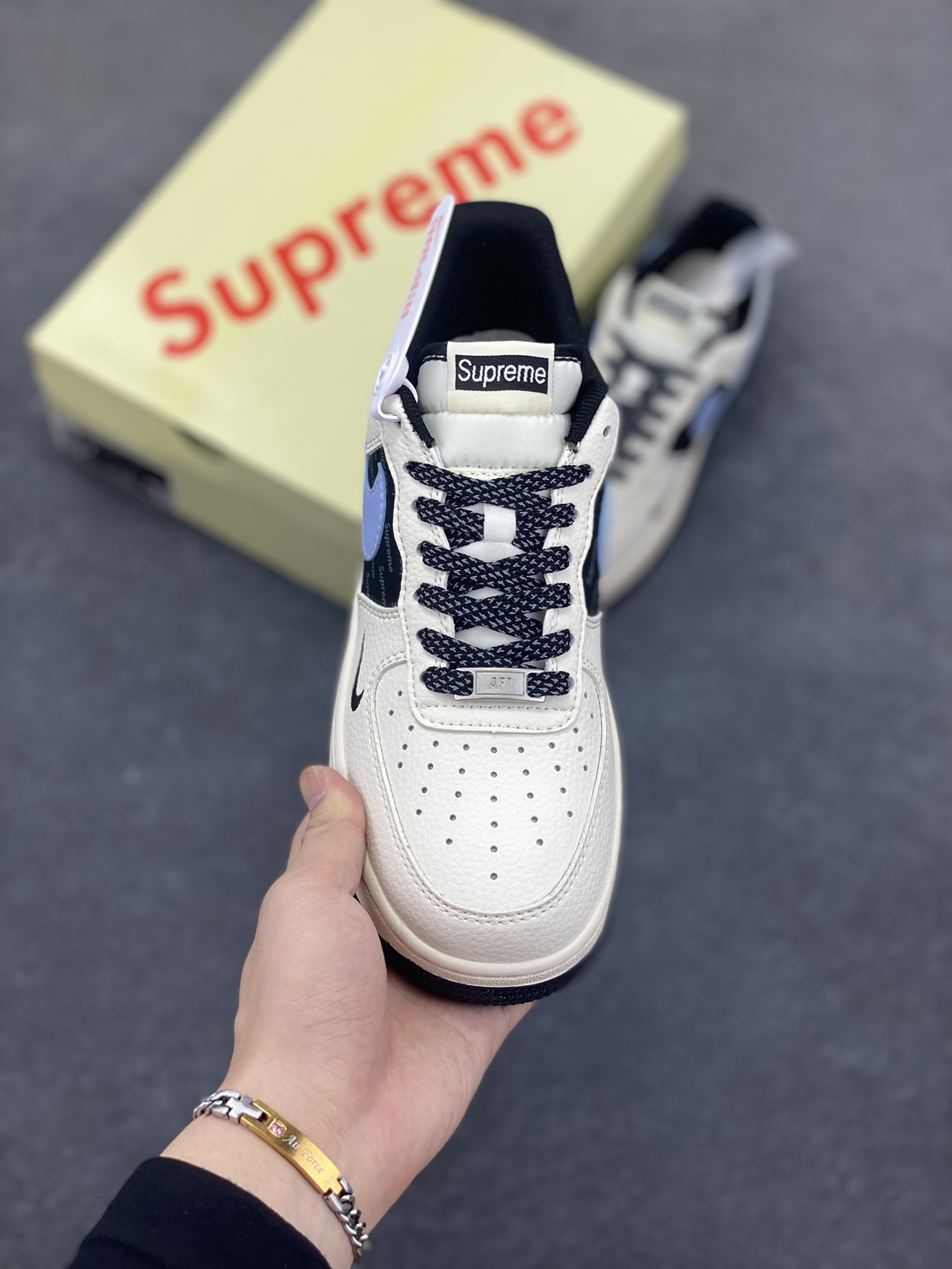 图片[2]-NIke Air Force 1 \’07 Low “Supreme联名——米蓝灰英文”空军一号 低帮 运动鞋 休闲鞋 折边针车 工艺难度大 原楦头原纸板 原装鞋盒 定制五金配件 内置全掌气垫 原厂鞋底 货号：ZH2598-311 尺码：36 36.5 37.5 38 38.5 39 40 40.5 41 42 42.5 43 44 44.5 45-选品中心