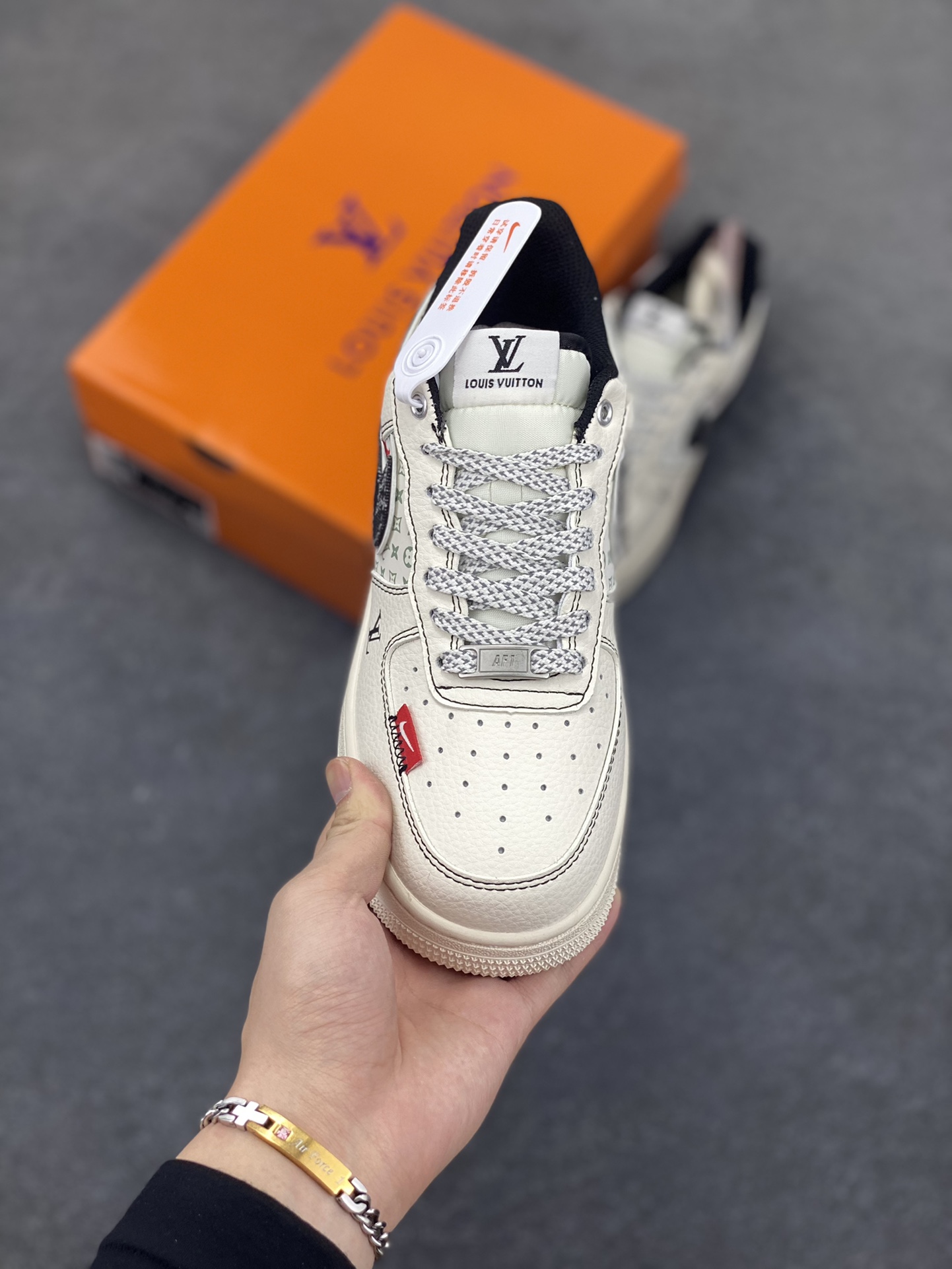 图片[2]-NIke Air Force 1 \’07 Low “LV联名——双拼黑牛仔”空军一号 低帮 运动鞋 休闲鞋 折边针车 工艺难度大 原楦头原纸板 原装鞋盒 定制五金配件 内置全掌气垫 原厂鞋底 货号：YX5066-341 尺码：36 36.5 37.5 38 38.5 39 40 40.5 41 42 42.5 43 44 44.5 45-选品中心