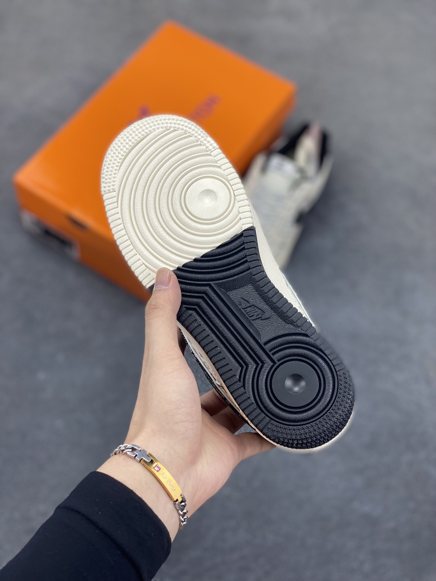 图片[5]-NIke Air Force 1 \’07 Low “LV联名——双拼黑牛仔”空军一号 低帮 运动鞋 休闲鞋 折边针车 工艺难度大 原楦头原纸板 原装鞋盒 定制五金配件 内置全掌气垫 原厂鞋底 货号：YX5066-341 尺码：36 36.5 37.5 38 38.5 39 40 40.5 41 42 42.5 43 44 44.5 45-选品中心