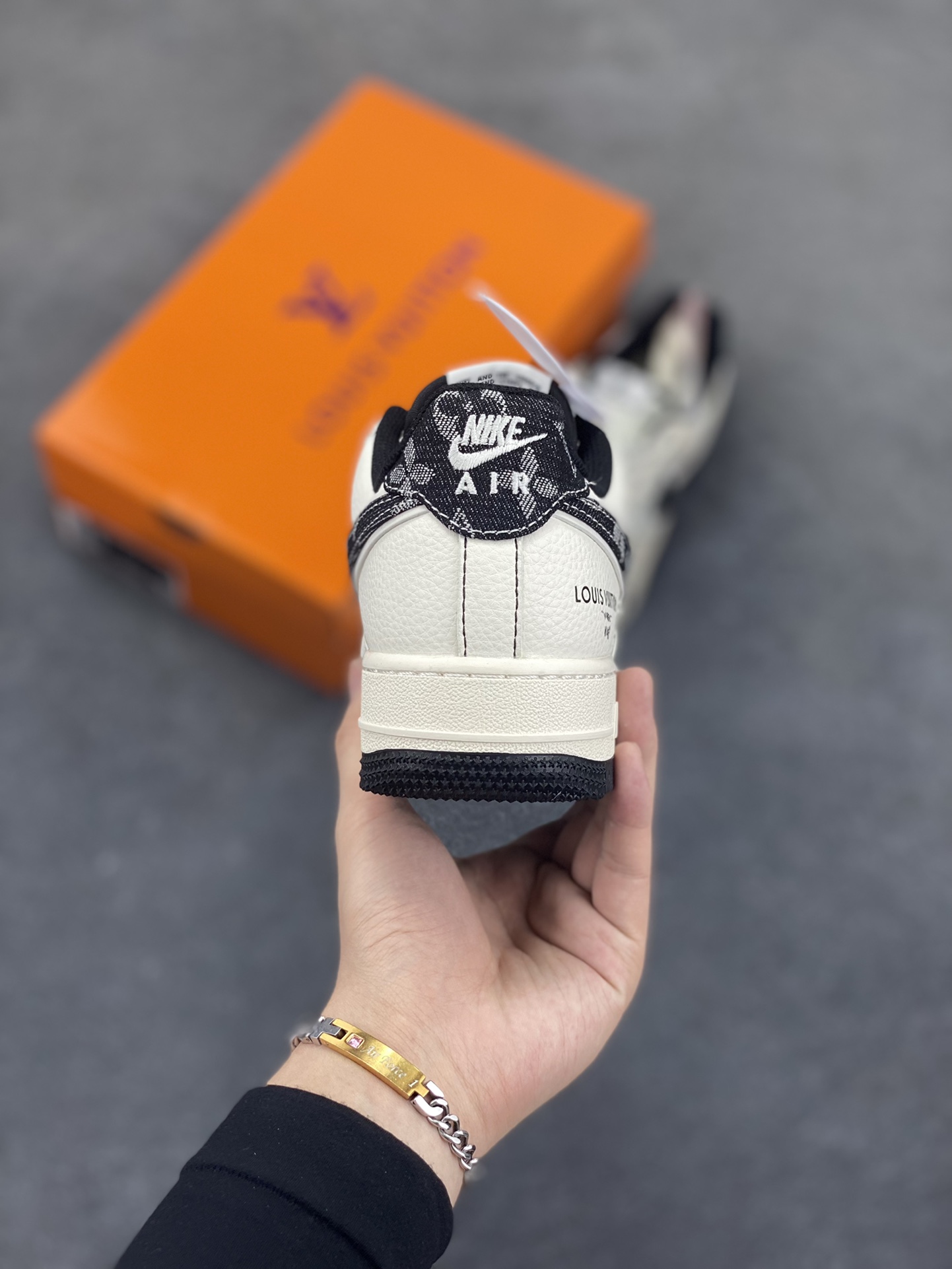 图片[4]-NIke Air Force 1 \’07 Low “LV联名——双拼黑牛仔”空军一号 低帮 运动鞋 休闲鞋 折边针车 工艺难度大 原楦头原纸板 原装鞋盒 定制五金配件 内置全掌气垫 原厂鞋底 货号：YX5066-341 尺码：36 36.5 37.5 38 38.5 39 40 40.5 41 42 42.5 43 44 44.5 45-选品中心