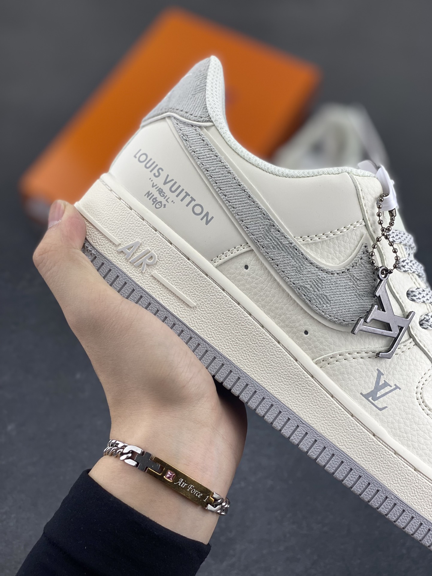 图片[6]-NIke Air Force 1 \’07 Low “LV联名——米灰牛仔勾”空军一号 低帮 运动鞋 休闲鞋 折边针车 工艺难度大 原楦头原纸板 原装鞋盒 定制五金配件 内置全掌气垫 原厂鞋底 货号：SM6668-103 尺码：36 36.5 37.5 38 38.5 39 40 40.5 41 42 42.5 43 44 44.5 45-选品中心