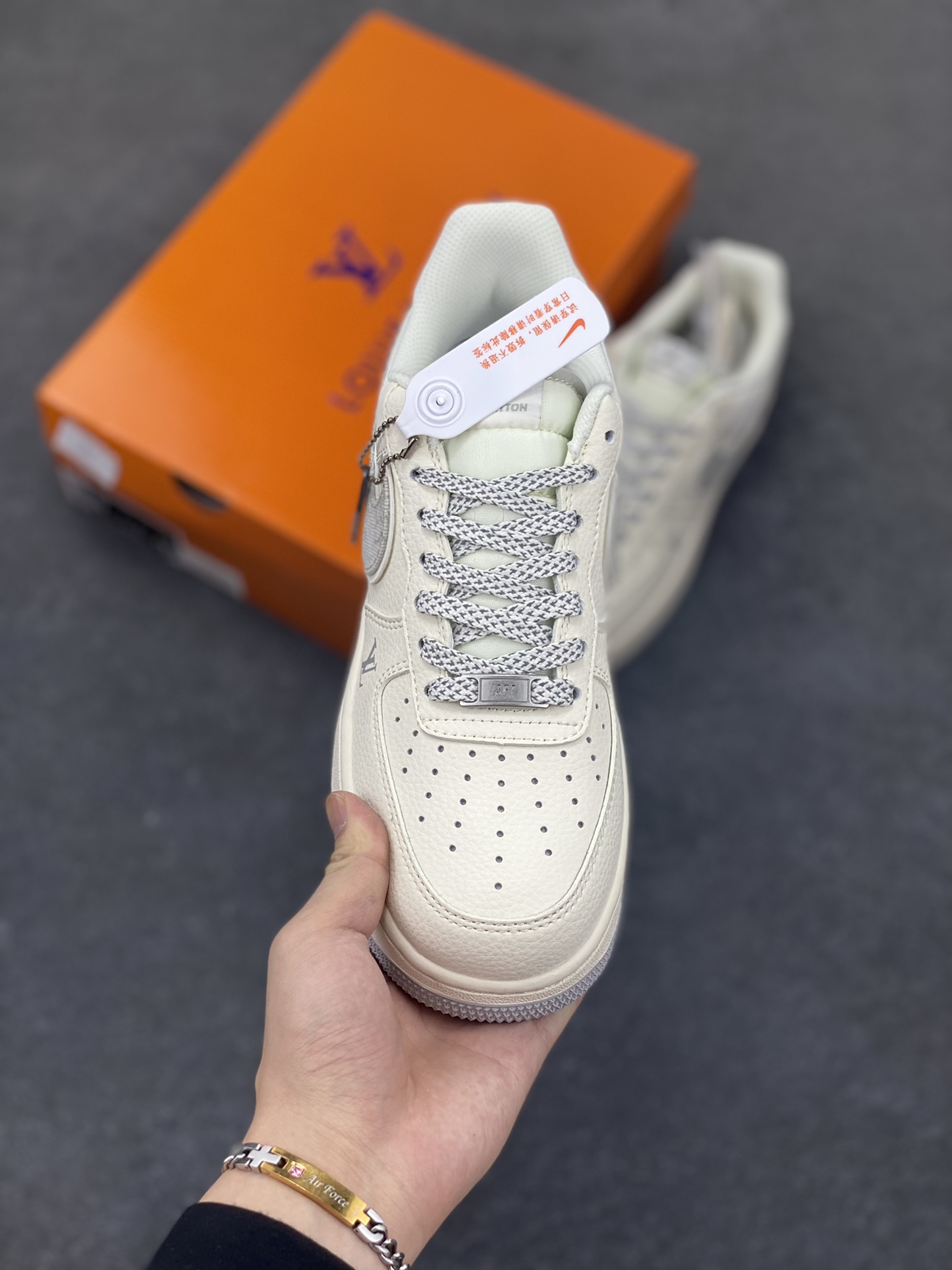 图片[2]-NIke Air Force 1 \’07 Low “LV联名——米灰牛仔勾”空军一号 低帮 运动鞋 休闲鞋 折边针车 工艺难度大 原楦头原纸板 原装鞋盒 定制五金配件 内置全掌气垫 原厂鞋底 货号：SM6668-103 尺码：36 36.5 37.5 38 38.5 39 40 40.5 41 42 42.5 43 44 44.5 45-选品中心