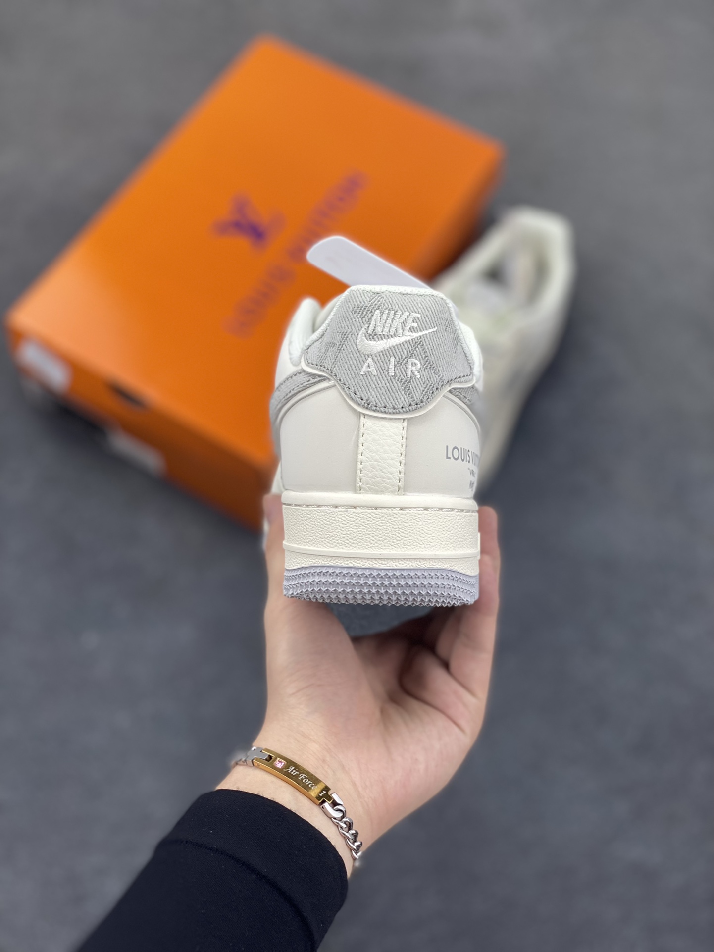 图片[4]-NIke Air Force 1 \’07 Low “LV联名——米灰牛仔勾”空军一号 低帮 运动鞋 休闲鞋 折边针车 工艺难度大 原楦头原纸板 原装鞋盒 定制五金配件 内置全掌气垫 原厂鞋底 货号：SM6668-103 尺码：36 36.5 37.5 38 38.5 39 40 40.5 41 42 42.5 43 44 44.5 45-选品中心