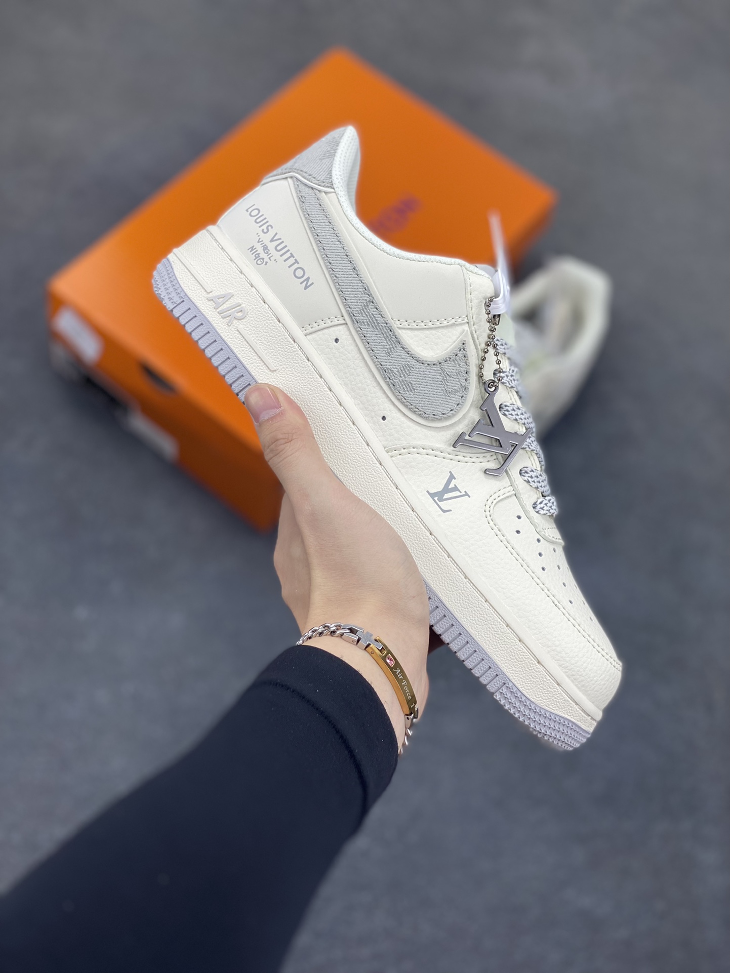 NIke Air Force 1 \'07 Low “LV联名——米灰牛仔勾”空军一号 低帮 运动鞋 休闲鞋 折边针车 工艺难度大 原楦头原纸板 原装鞋盒 定制五金配件 内置全掌气垫 原厂鞋底 货号：SM6668-103 尺码：36 36.5 37.5 38 38.5 39 40 40.5 41 42 42.5 43 44 44.5 45-选品中心