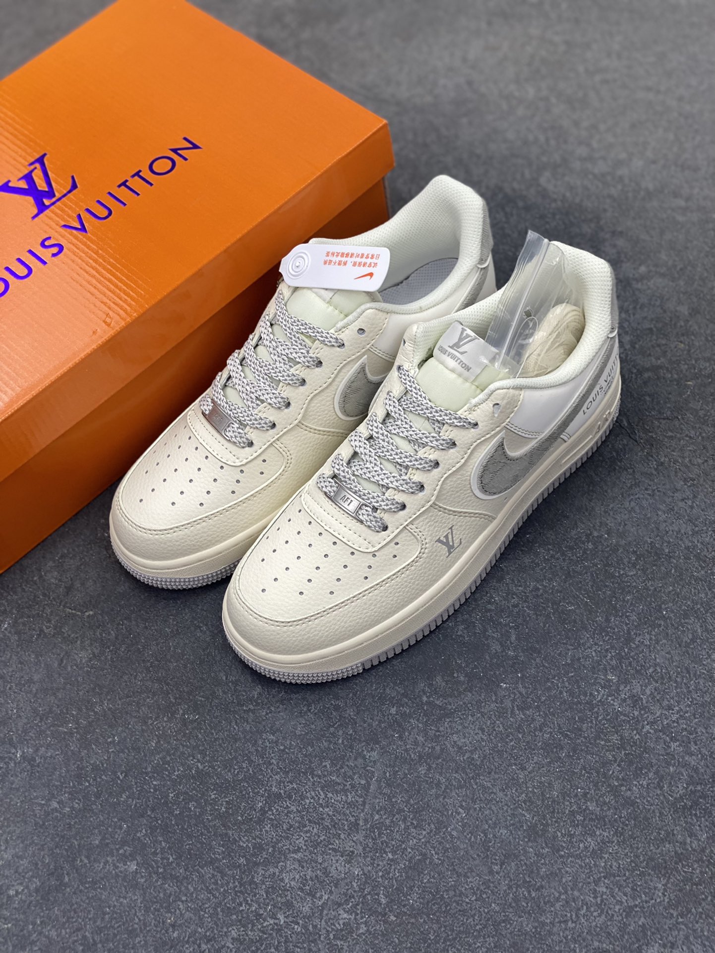 图片[8]-NIke Air Force 1 \’07 Low “LV联名——米灰牛仔勾”空军一号 低帮 运动鞋 休闲鞋 折边针车 工艺难度大 原楦头原纸板 原装鞋盒 定制五金配件 内置全掌气垫 原厂鞋底 货号：SM6668-103 尺码：36 36.5 37.5 38 38.5 39 40 40.5 41 42 42.5 43 44 44.5 45-选品中心
