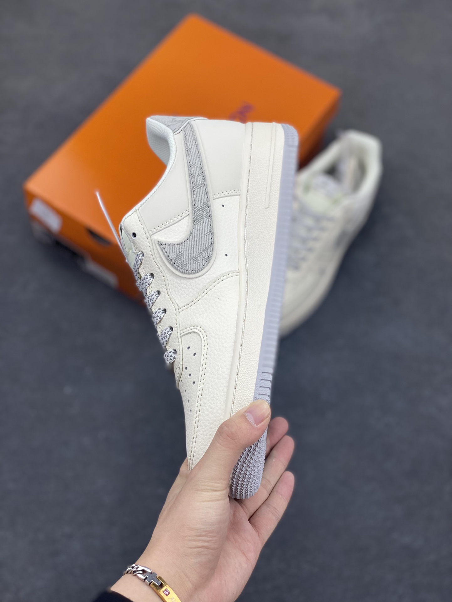 图片[3]-NIke Air Force 1 \’07 Low “LV联名——米灰牛仔勾”空军一号 低帮 运动鞋 休闲鞋 折边针车 工艺难度大 原楦头原纸板 原装鞋盒 定制五金配件 内置全掌气垫 原厂鞋底 货号：SM6668-103 尺码：36 36.5 37.5 38 38.5 39 40 40.5 41 42 42.5 43 44 44.5 45-选品中心