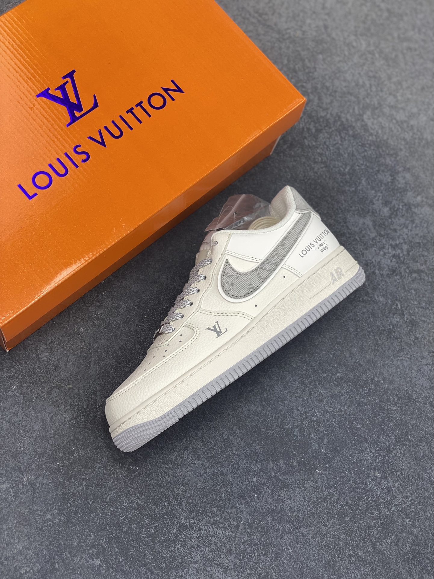 图片[7]-NIke Air Force 1 \’07 Low “LV联名——米灰牛仔勾”空军一号 低帮 运动鞋 休闲鞋 折边针车 工艺难度大 原楦头原纸板 原装鞋盒 定制五金配件 内置全掌气垫 原厂鞋底 货号：SM6668-103 尺码：36 36.5 37.5 38 38.5 39 40 40.5 41 42 42.5 43 44 44.5 45-选品中心