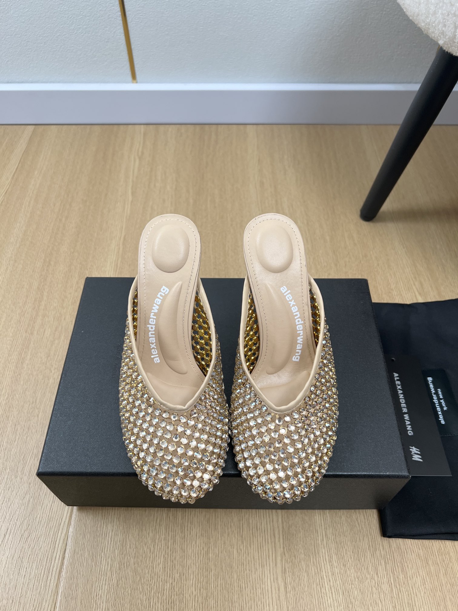 NO:420243,Alexanderwang | 2025 Dawang Family 2025 Spring and Summer New Counter Latest Hot Mesh Diamond/Luyan Tingbuckle High Heel Slippers Series Personalized Virgin Style Super Textured Love I Love This Design is Simple and Fashionable and Comfortable. An indispensable model in summer presents a brand new iconic outline. This shoe is made of soft leather and hollow heels with hardware logo. The leg essence of long-legged artifacts is cool and spicy. All major bloggers have put on their feet!  Unique and fashionable, you must have a pair of king shoes this summer... The upper is imported mesh diamond face/willow nail buckle, inner sheepskin, outsole, imported Italian leather outsole, heel height 10cm, size 35-42 (40.41.42, customized, non-return, exchange), semi-tork high heels, alexander wang, high heels, slippers, sheepskin, Leather soles19860909Alexanderwang｜亚历山大王 | 2025 大王家2025春夏新品专柜最新爆款网钻面/柳钉扣高跟拖鞋系列 个性御姐风 超有质感 爱了爱了 该款设计简约上脚时尚舒服 夏季不可缺少的一款大王呈现焕然一新的标志性轮廓.这款鞋履由柔软皮制成镂空鞋跟搭配五金件徽标又酷又辣·长腿神器的腿精必备各路大博主都纷纷上脚！独特得来又时髦,这个夏季必须拥有一双大王鞋子…… 鞋面原版进口网钻面/柳钉扣 内里羊皮 大底意大利进口真皮大底  跟高 10cm 码数35-42（40.41.42 定制不退换）,半拖高跟鞋,alexander wang,high heels,slippers,sheepskin,Leather soles,Women's Shoes