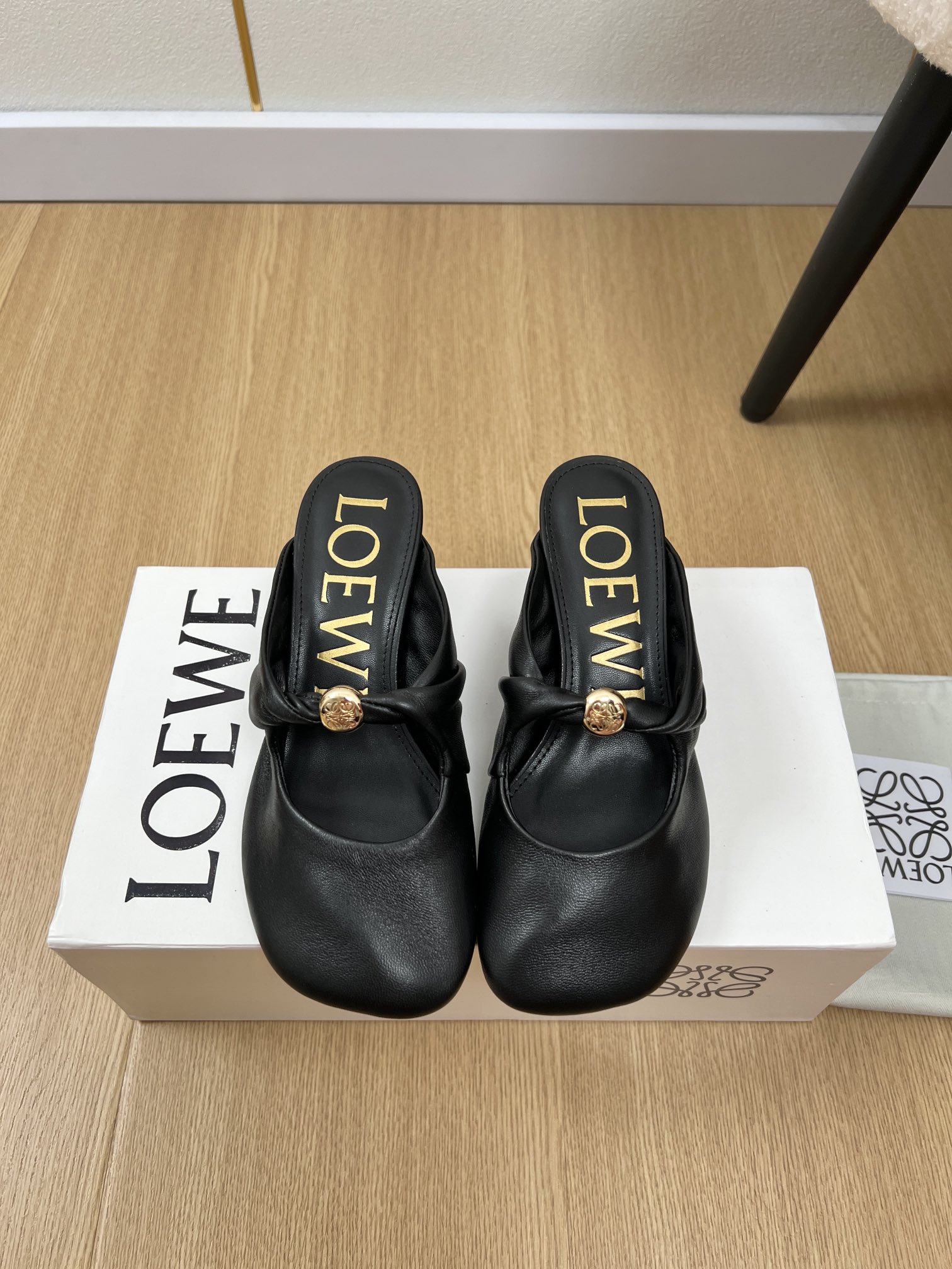 NO:420251,LOEVE | 2025 Spring and Summer New Products 2025 2025 The latest half-slipper series of counters, upper, original imported sheepskin, inner, sheepskin, outsole, original mold-open anti-slip rubber outsole, heel height 4.5cm, size 35-42 (customized for 40.41.42), semi-sliding high heels, loewe, loewe, high heels, slippers, sheepskin19860909LOEVE 罗意威 | 2025  2025春夏新品 专柜最新爆半拖鞋系列 鞋面 原版进口羊皮 内里 羊皮 大底 原版开模防滑橡胶大底  跟高 4.5cm 码数 35-42（40.41.42定制）,半拖高跟鞋,loewe,loewe,high heels,slippers,sheepskin,Women's Shoes