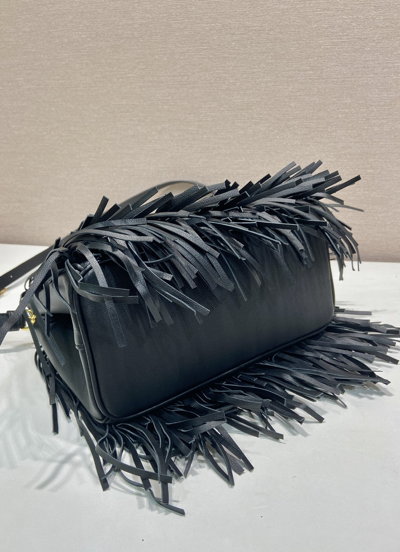 Elegant Leather Handbag with Tassel Design, Calf Leather, 24.5x18.5x11cm 7 i1750908285 2844 5