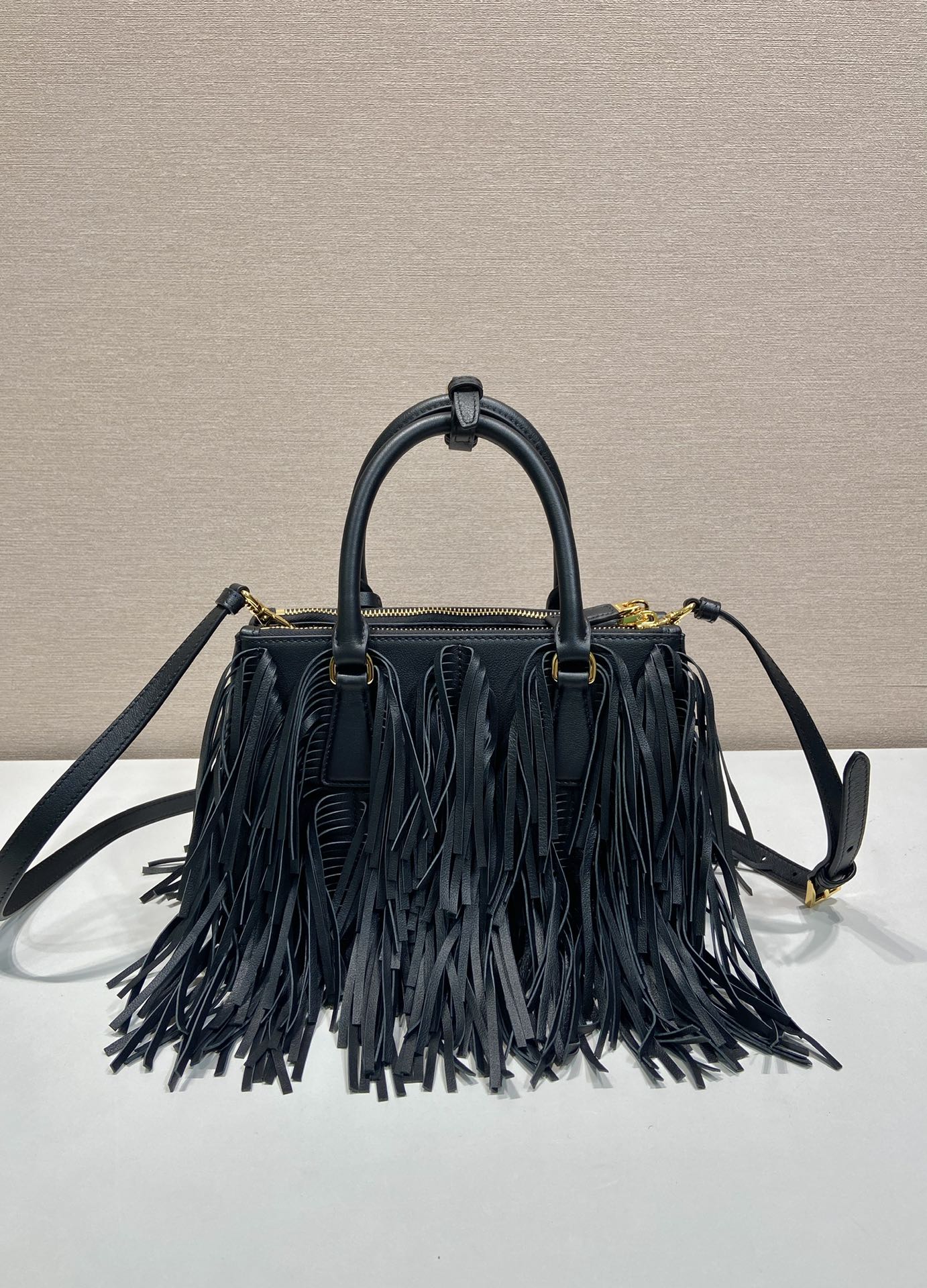 Elegant Leather Handbag with Tassel Design, Calf Leather, 24.5x18.5x11cm 5 i1750908285 4620 3