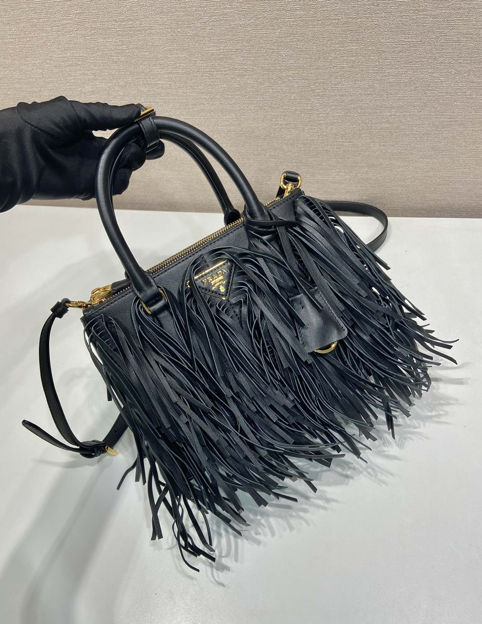 Elegant Leather Handbag with Tassel Design, Calf Leather, 24.5x18.5x11cm 3 i1750908285 5917 1