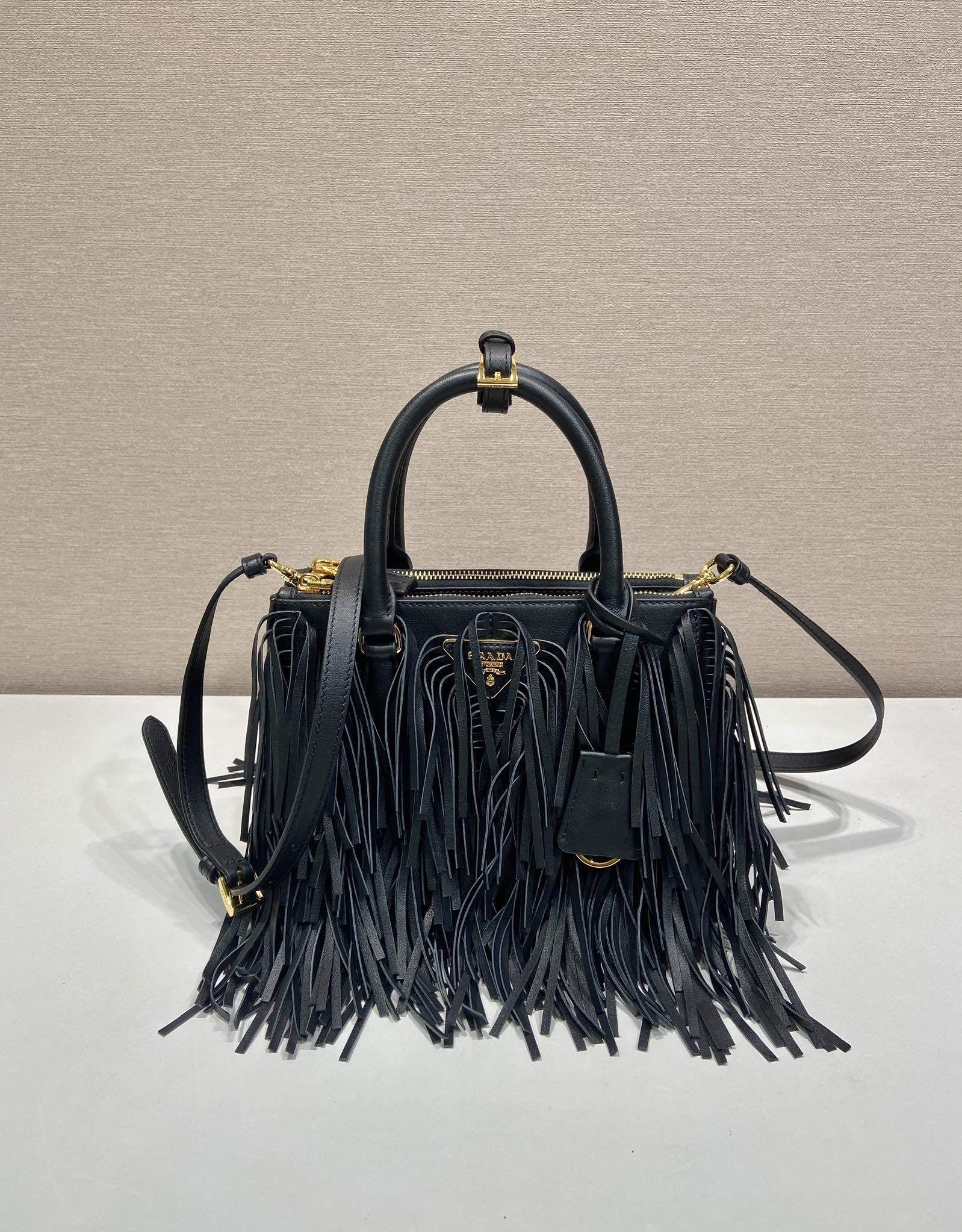 Elegant Leather Handbag with Tassel Design, Calf Leather, 24.5x18.5x11cm 2 i1750908285 694 0