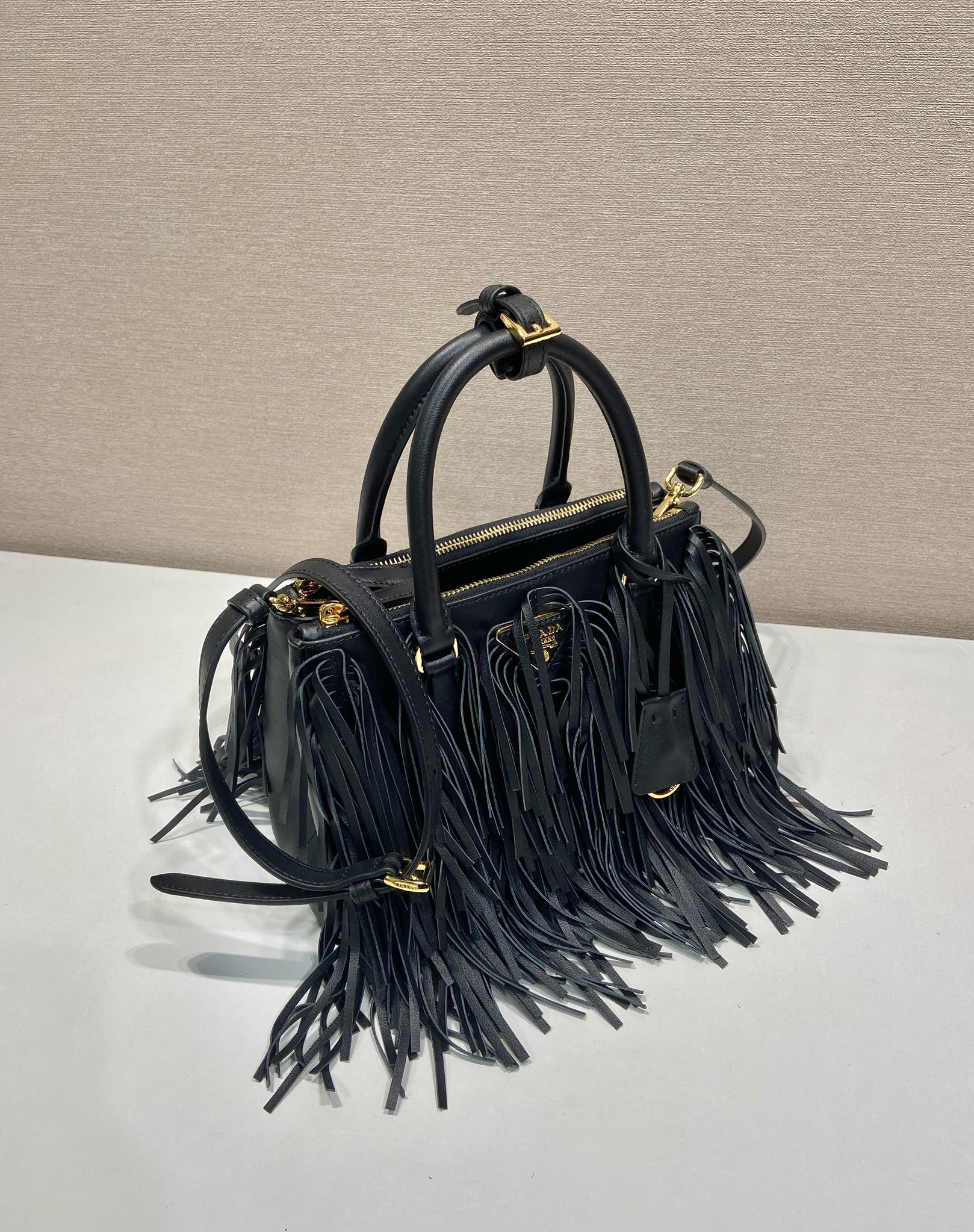 Elegant Leather Handbag with Tassel Design, Calf Leather, 24.5x18.5x11cm 4 i1750908285 754 2