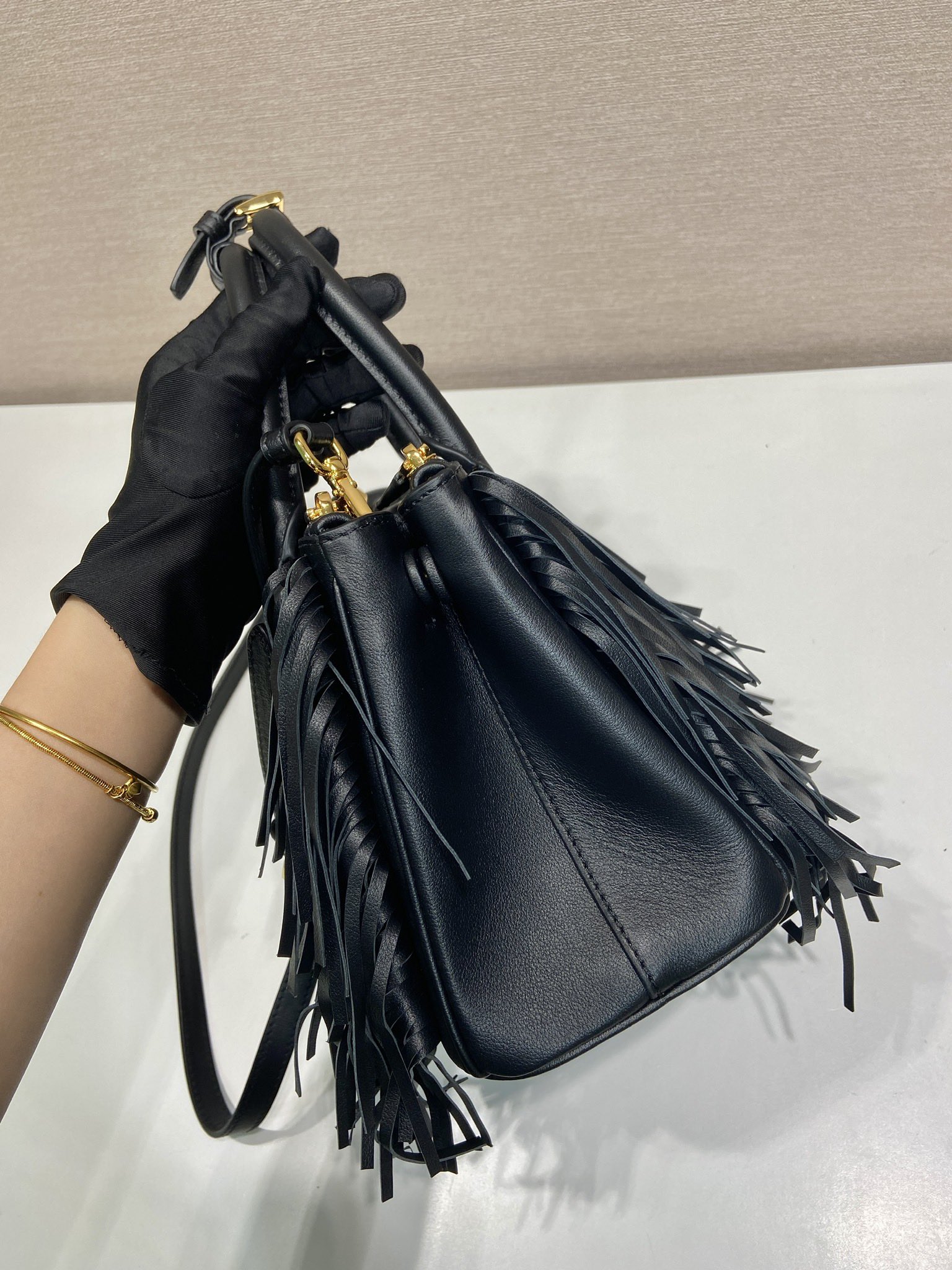 Elegant Leather Handbag with Tassel Design, Calf Leather, 24.5x18.5x11cm 6 i1750908285 9028 4