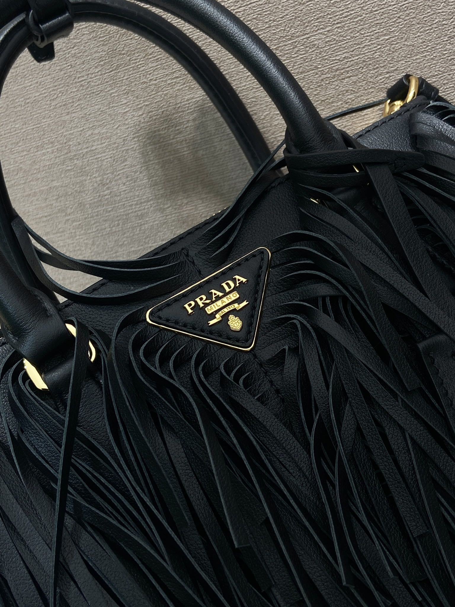 Elegant Leather Handbag with Tassel Design, Calf Leather, 24.5x18.5x11cm 8 i1750908285 9936 6
