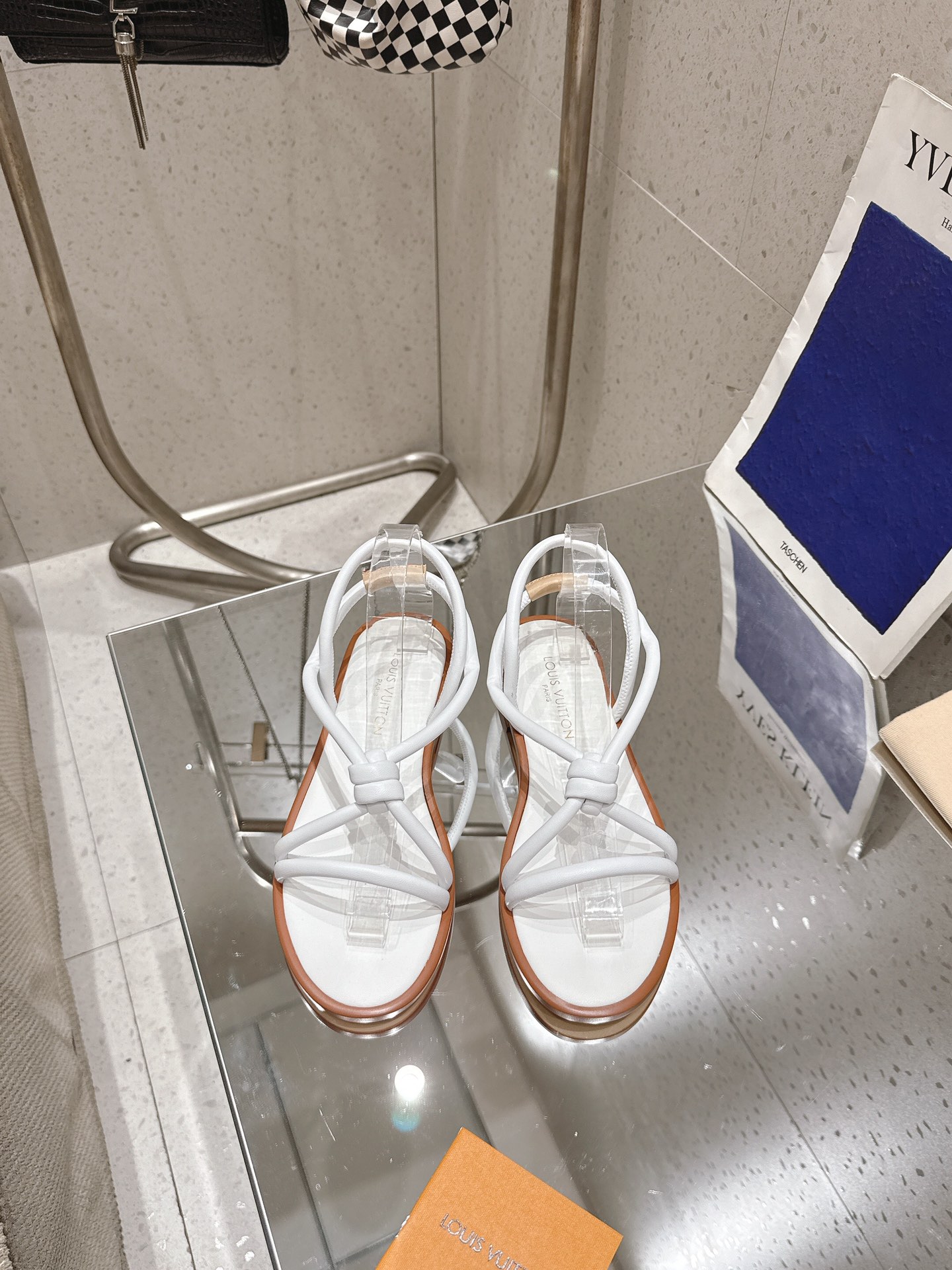 NO:420491,25ss summer new LOUIS VUITTON LOUIS VUITTON LOUIS VUITTON LAYS LEADING SPORT SPORT LAYS EXTERNAL EXTREME DETAILED TO EXTENSIVE DETAILED LINE LINE LOUIS VUITTON, LEATHER SOFTWARE LOUIS VUITTON, LEATHER SOFTWARE TO THE EXTENSIVE LOUIS VUITTON, LEATHER SOFTWARE TO THE EXTRACT CONTACT TO THE EXTRACT TO THE MOST COMFORD AND DURABLE. Upper: Imported cowhide, inner lining: sheepskin lining, outsole, Italian leather outsole, shoe size: 35-41 (40.41 custom made without return or exchange), sandals, louis vuitton, louis vuitton, louis vuitton, sandals, cowhide, sheepskin, Leather soles1986090925ss夏季新款 LOUIS VUITTON 路易威登 LV 绳带平底凉鞋海绵填充鞋带 精致而富有细节,如同细腻笔触勾勒出的时尚线条,鞋底采用轻质真皮大底,提供最佳的舒适感和耐用性. 鞋面: 进口牛皮 内里: 羊皮内里 大底意大利真皮大底 鞋码: 35-41（ 40.41定做不退换）,凉鞋,louis vuitton,louis vuitton,louis vuitton,sandals,cowhide,sheepskin,Leather soles,Women's Shoes