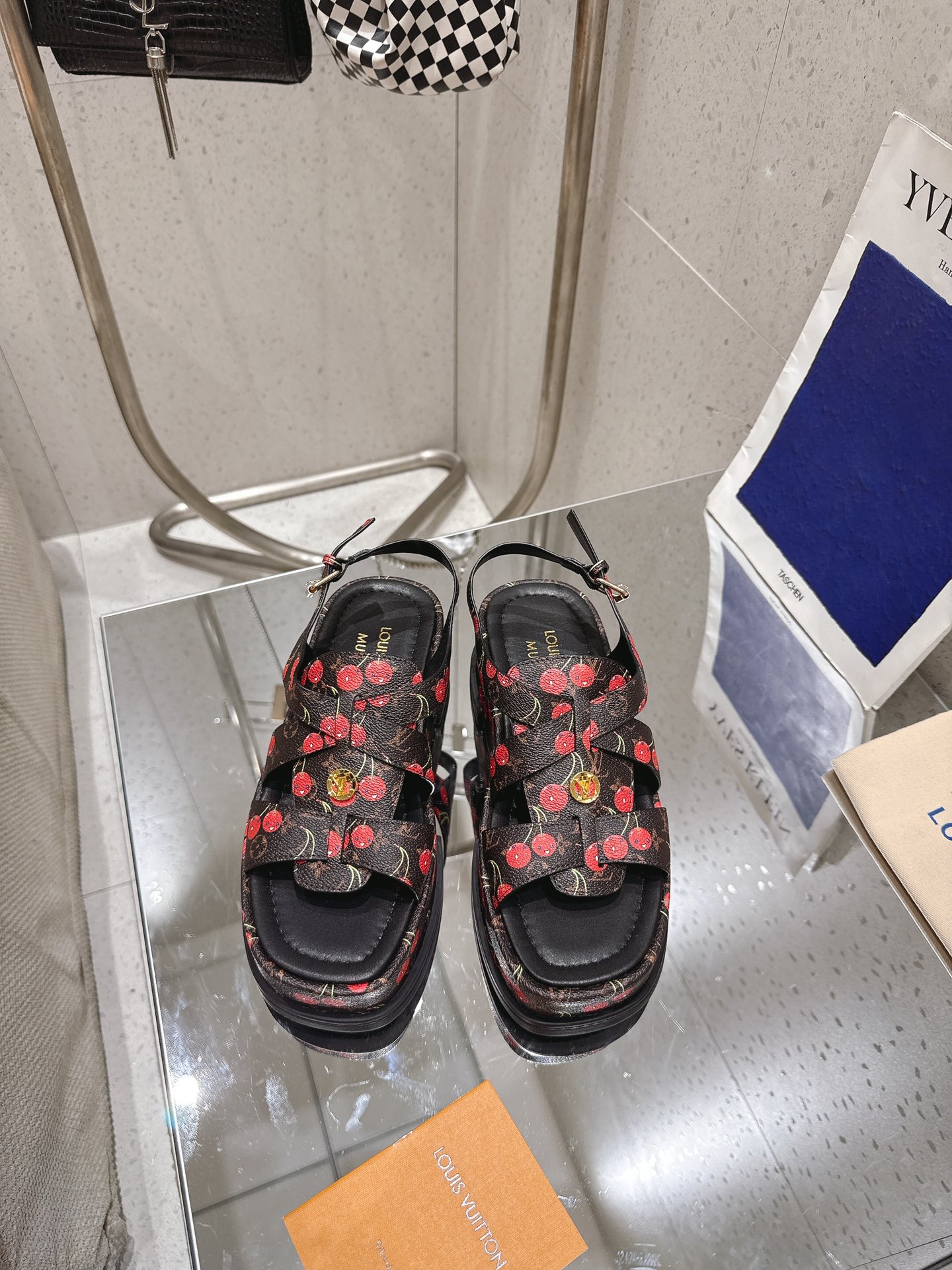 NO:420481,Upgraded version purchasing level This Maya Platform sandals are from Louis Vuitton × Takashi Murakami replica series. They depict colorful cherry patterns for simple Monogram fabrics, highlighting the iconic 'Kawaii' style of Japanese artists. The yingze metal buckle lights up the details, and the thick sole cited the design of the slippers, showing a fresh summer atmosphere. Material original cowhide inner lining: full sheepskin footbed out sole: original anti-slip glue sole Heel height: 5cm Shoe size: 35-41 (40.41. Custom made no return or exchange), high heels sandals, louis vuitton,tom ford, sandals, high heels, cowhide, sheepskin19860909升级版本代购级别 本款 Maya Platform 凉鞋出自路易威登×村上隆复刻系列,为素雅Monogram 织物描绘缤纷樱桃图案,彰显日本艺术家标志性的“卡哇伊”风格.莹泽金属搭扣点亮细节,厚实底援引便鞋设计,尽显清新夏日气息 材料原版牛皮 内里:垫脚全羊皮 大底:原版防滑胶底 跟高:水台5cm 鞋码: 35-41(40.41.定做不退换),高跟鞋凉鞋,louis vuitton,tom ford,sandals,high heels,cowhide,sheepskin,Women's Shoes