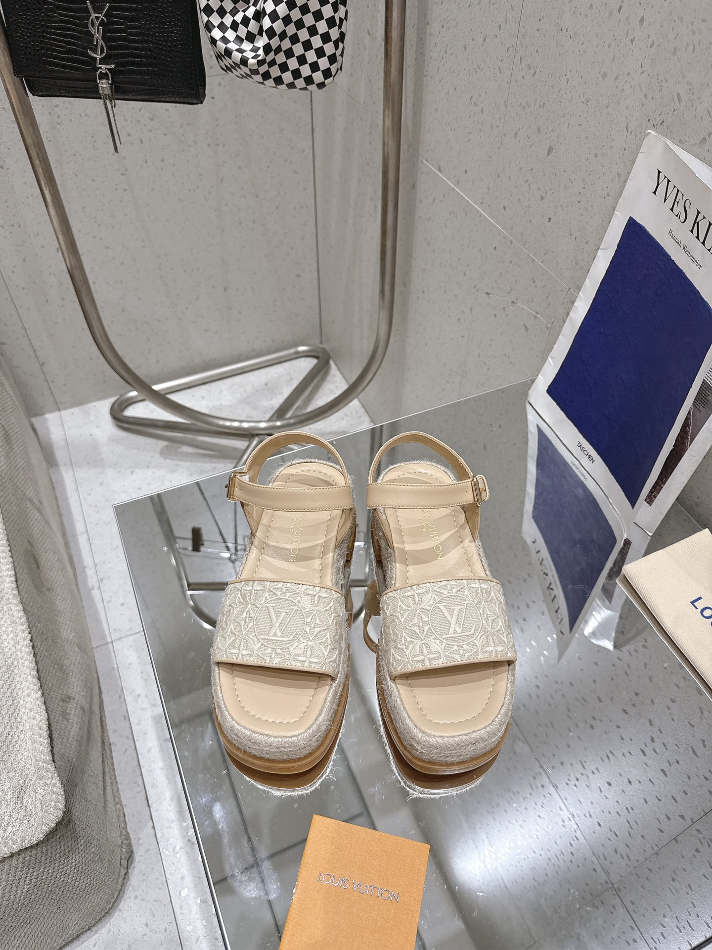 NO:420462,25SS Summer new purchasing level This Maya Platform canvas loafer splicing Monogram jacquard pattern upper and comfortable hemp rope braided waterproof platform, citing classic canvas loafer design. Geometric shape LV letters and Monogram floral decoration upper, contrasting leather rear strap is tied with dazzling buckle. Material original denim embroidery Inner: footbed full sheepskin Outsole: original non-slip sole Heel height: 6cm Shoe size: 35-41 (40.41. Custom made non-return), high heels sandals, louis vuitton,tom ford, sandals, high heels, sheepskin1986090925SS 夏日新款代购级别 本款 Maya Platform 帆布便鞋拼接 Monogram 提花织纹鞋面与舒适麻绳编织防水台,援引经典帆布便鞋设计.几何形状LV 字母与 Monogram花卉装点鞋面,撞色皮革后带由耀目搭扣收束. 材料原版牛仔刺绣 内里:垫脚全羊皮 大底:原版防滑胶底 跟高:水台6cm 鞋码: 35-41(40.41.定做不退换),高跟鞋凉鞋,louis vuitton,tom ford,sandals,high heels,sheepskin,Women's Shoes