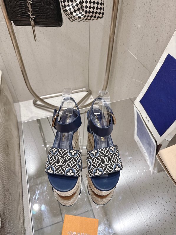 NO:420452,25SS Summer new purchasing level The highest version of the market Maya Platform canvas loafer splicing Monogram jacquard woven upper and comfortable hemp rope braided waterproof platform, citing classic canvas loafer design. Geometric shape LV letters and Monogram floral decoration upper, contrasting leather rear strap is tied with dazzling buckle. Upper: Original embroidery Inner: Full sheepskin footbed Outsole: Original hemp rope wedge Heel height: 11CM Shoe size: 34-42 (34.40.41.42 custom-made non-return and exchange), high heels sandals, louis vuitton,tom ford, sandals, high heels, sheepskin1986090925SS 夏日新款代购级别 市场最高版本 Maya Platform 帆布便鞋拼接 Monogram 提花织纹鞋面与舒适麻绳编织防水台,援引经典帆布便鞋设计.几何形状 LV 字母与 Monogram 花卉装点鞋面,撞色皮革后带由耀目搭扣收束. 鞋面: 原版刺绣 内里:垫脚全羊皮 大底:原版麻绳编制 坡跟跟高:11CM 鞋码: 34-42（ 34.40.41.42定做不退换）,高跟鞋凉鞋,louis vuitton,tom ford,sandals,high heels,sheepskin,Women's Shoes