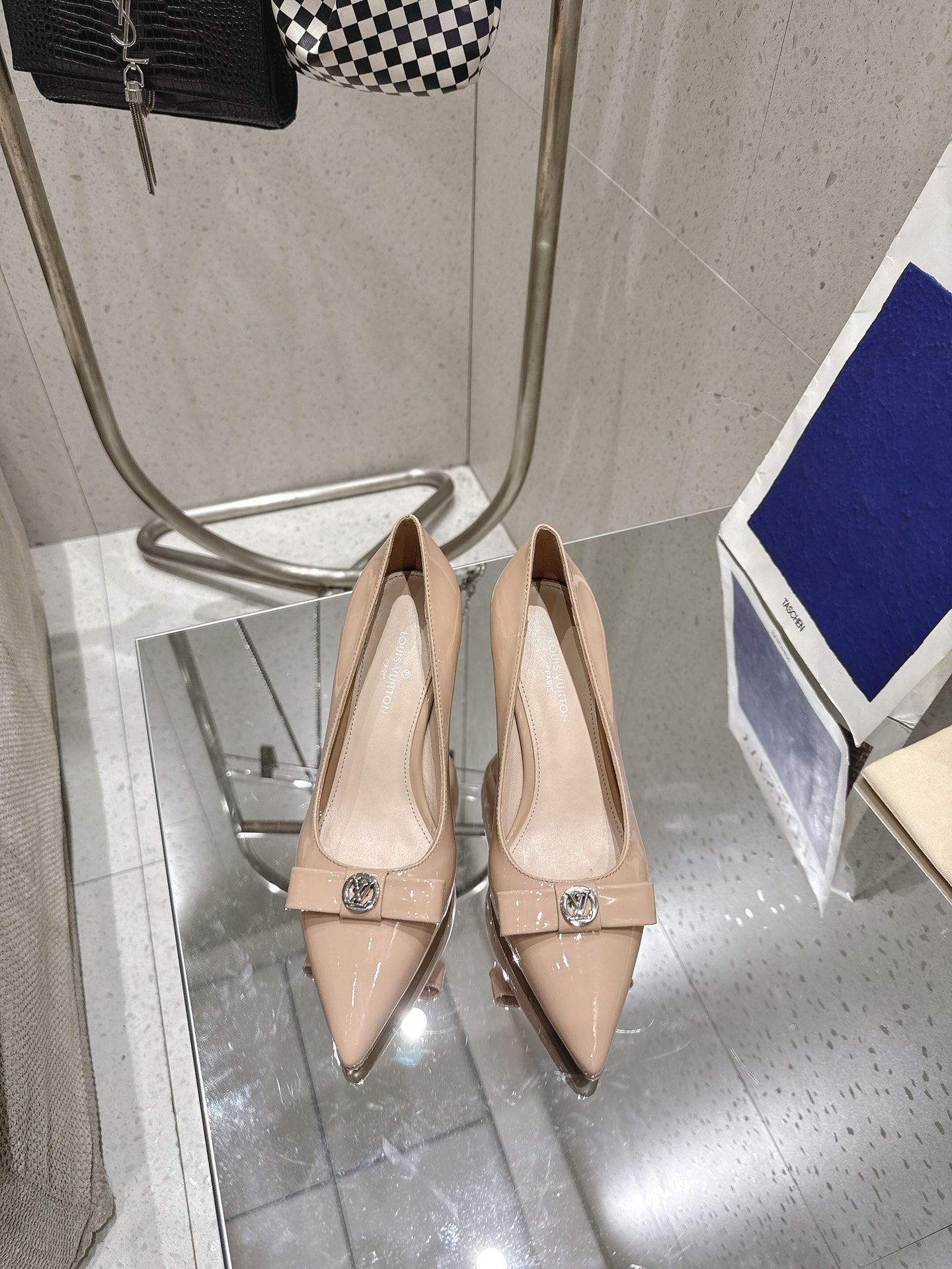 NO:420507,◣LV slim heeled shoes◢ Louis&Vuitto2025 new top version This 8.5AM high heels are soft sheepskin shoes with pointed toe and curved mid-high heels. The upper leather strap is decorated with logo LV small silver label decoration and exquisite studs. It adds elegant charm to the feet and highlights a low-key luxury texture. Whether you are strolling on the bustling streets of the city or attending exquisite parties, you can confidently show your unique charm and easily control various occasions. The upper original patent leather lining: sheepskin lining + footbed sheepskin outsole Italian leather outsole Heel height: 10.5cm Shoe size: 35-41 (40.41 custom-made non-return and exchange), high heeled single shoes, louis vuitton, louis vuitton, high  heels sheepskin, Leather soles19860909◣LV细跟单鞋◢ Loui&Vuitto2025新款 顶级版本 本款8.5AM 高跟鞋为柔软羊皮革鞋身搭配尖头与弧形中高跟.鞋面皮革饰带饰有标识LV小银标装饰与精巧饰钉.为双脚增添优雅韵味 ,彰显低调的奢华质感.无论是漫步繁华都市街头 还是出席精致聚会,都能自信展现独特魅力,轻松驾驭各种场合. 鞋面原版漆皮 内里: 羊皮内里+垫脚羊皮 大底意大利真皮大底 跟高: 10.5cm 鞋码: 35-41（ 40.41定做不退换）,高跟鞋单鞋,louis vuitton,louis vuitton,high heels,sheepskin,Leather soles,Women's Shoes