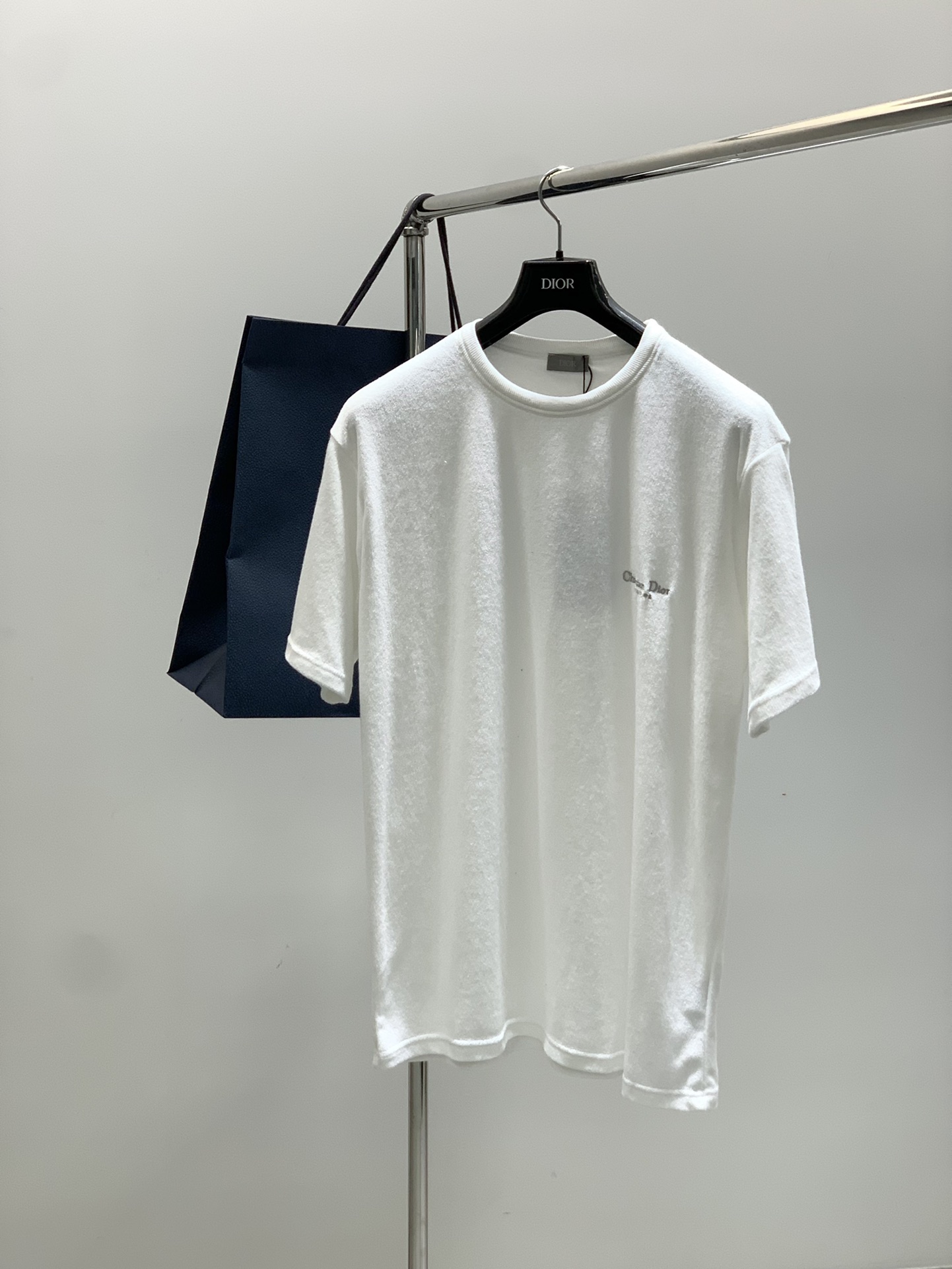 NO:427366,,Dior Dior, 2025 summer new product, available at the same time for counters, simple and fashionable casual round neck short-sleeved T-shirt, original imported fabric, comfortable and breathable, top-grade embroidery craft letter pattern logo, extremely high-end, unique design, fashionable and handsome on the upper body!  2 colors recommendation, code number XS-L,,dior,dior,T-shirt,tees,t-shirt,alexander wang19860909,Dior 迪奥, 2025夏季新品,专柜同步有售,简约时尚休闲圆领短袖T恤,原版进口面料,舒适透气,顶级刺绣工艺字母图案logo,档次极高,独特设计,上身时尚帅气！2色推荐,码数XS-L,,dior,dior,T-shirt,tees，t-shirt,alexander wang,Men's clothing