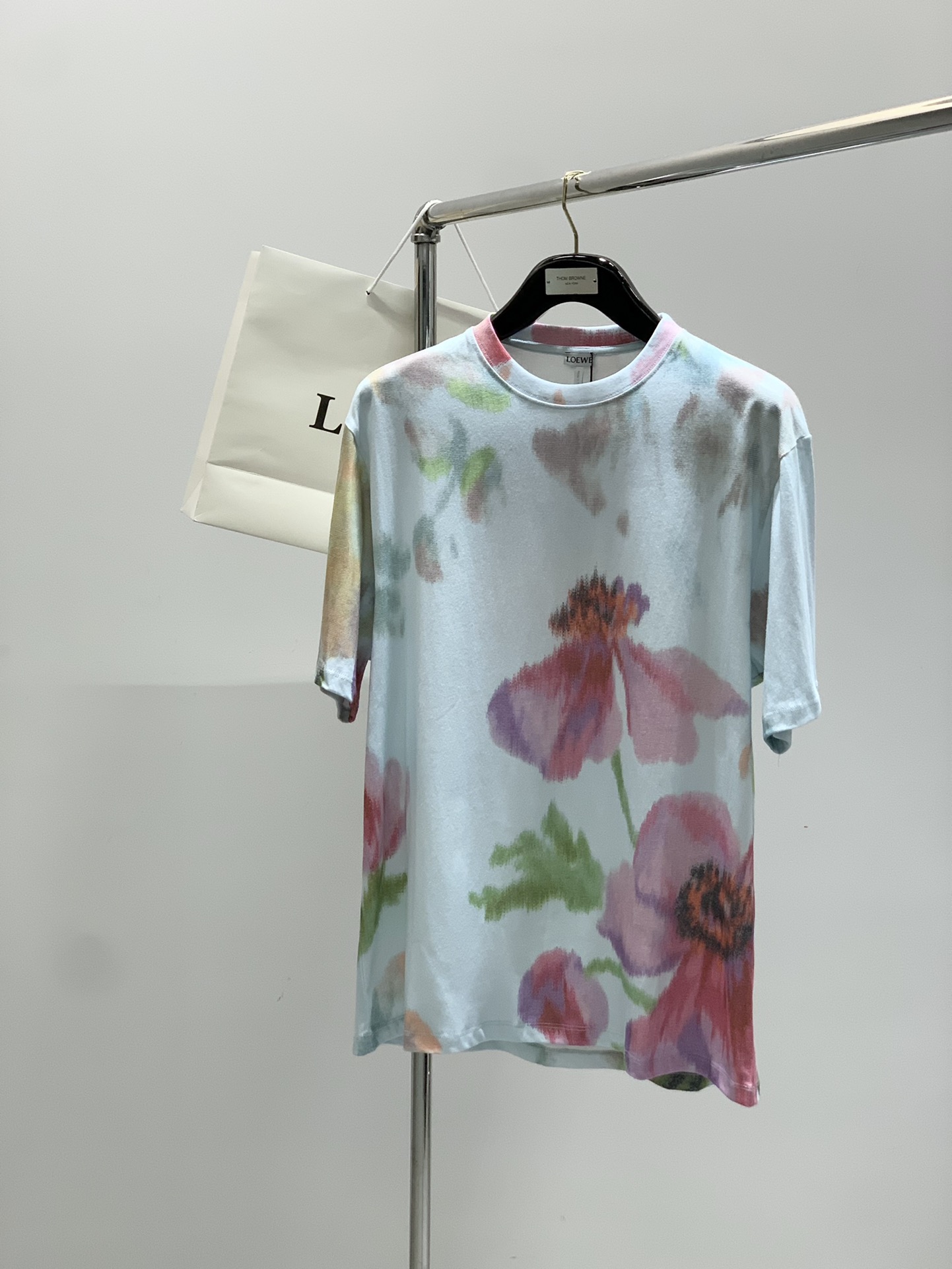 NO:438162,,Loewe, the latest model for summer 2025, available at the counter at the same time, original single product, fashionable and casual round neck short-sleeved T-shirt, very distinctive on the upper body!  Eye-catching and highlighted, imported original fabric, top-level printing craft letter pattern decorative logo, simple but not lacking in fashion, classic and atmospheric, comfortable and breathable, handsome and stylish on the upper body, code number XS-L,,loewe,loewe,T-shirt,tees,t-shirt,alexander wang19860909,Loewe 罗意威,2025夏季最新款,专柜同步有售,原单狠货,时尚休闲圆领短袖T恤,上身很有特点！吸睛而有亮点,进口原版面料,顶级印花工艺字母图案装饰Logo,简单而不失时尚,经典大气,舒适透气,上身帅气有型,码数XS-L,,loewe,loewe,T-shirt,tees，t-shirt,alexander wang,Men's clothing