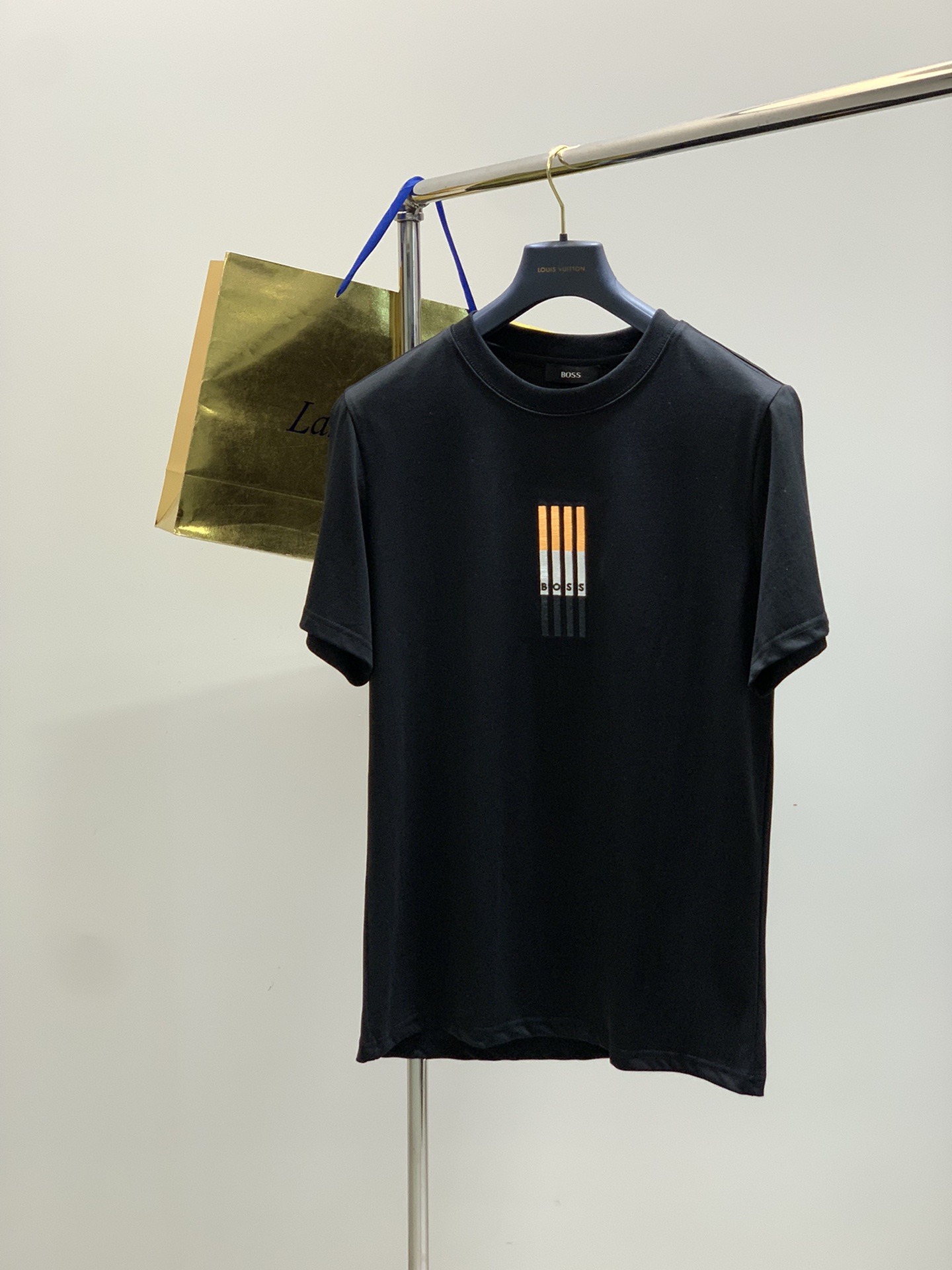 NO:427382,,BOSS, the latest summer model for 2025, fashionable and casual round neck short-sleeved T-shirt, original single rude product, simple and comfortable, the style is not picky, imported original fabric, top-grade embroidery craft letter logo, excellent comfort, super positive style, extremely high grade, top body is so handsome, 2 colors recommended, S-3XL, T-shirt,tees, t-shirt,alexander wang19860909,BOSS,2025夏季最新款,时尚休闲圆领短袖T恤,原单狠货,简约舒适,版型不挑人,采用进口原版面料,顶级刺绣工艺字母logo,舒适度极佳,版型超正,档次极高,上身帅到爆,2色推荐,码数S-3XL,,T-shirt,tees，t-shirt,alexander wang,Men's clothing