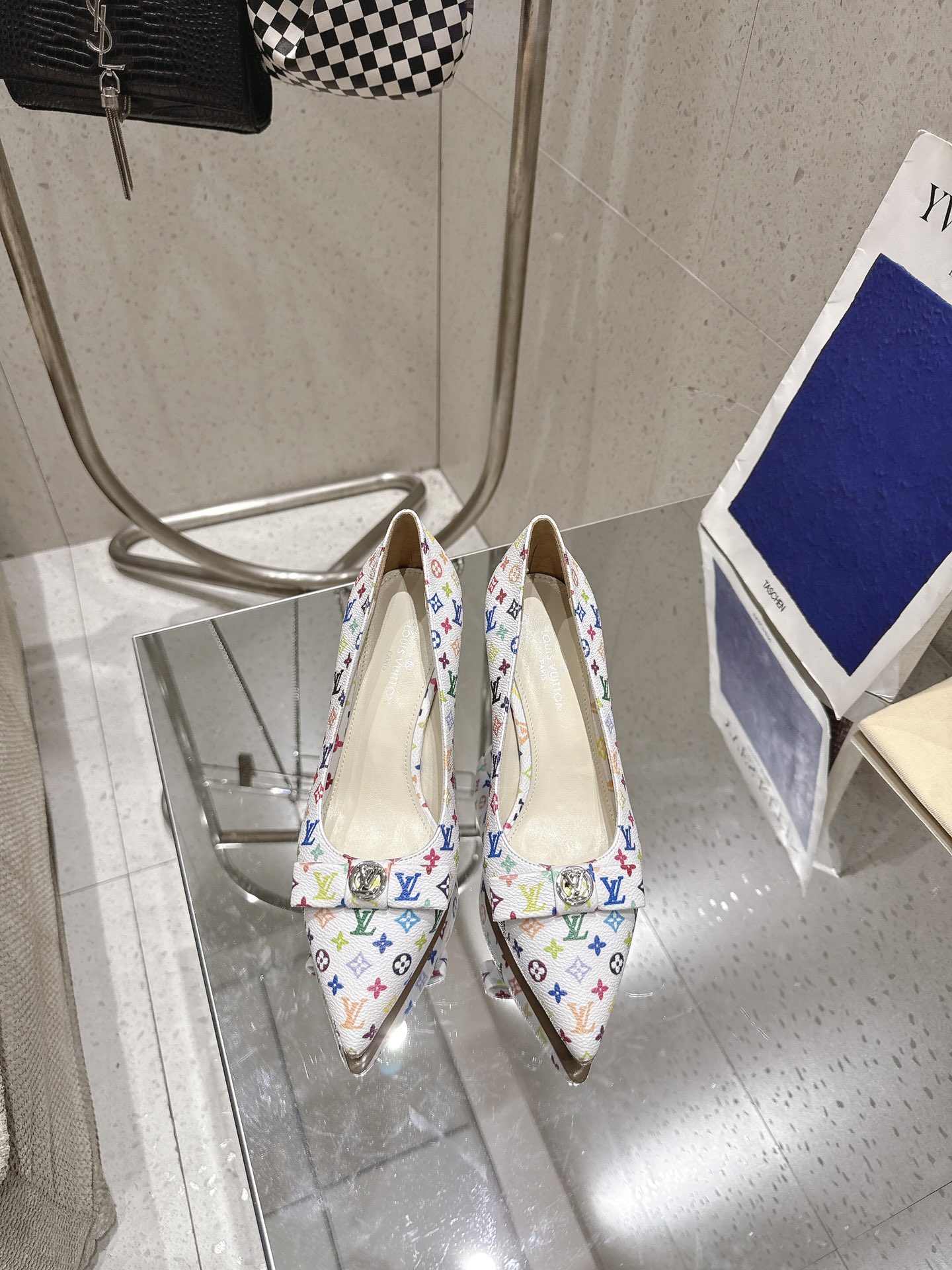 NO:420518,◣LV slim heeled shoes◢ Louis&Vuitto2025 new top version This 8.5AM high heels are soft sheepskin shoes with pointed toe and curved mid-high heels. The upper leather strap is decorated with logo LV small silver label decoration and exquisite studs. It adds elegant charm to the feet and highlights a low-key luxury texture. Whether you are strolling on the bustling streets of the city or attending exquisite parties, you can confidently show your unique charm and easily control various occasions. The upper original patent leather inner lining: sheepskin inner lining + footbed sheepskin outsole Italian genuine leather outsole Heel height: 8.5cm Shoe size: 35-41 (40.41 custom-made non-return and exchange), high heeled single shoes, louis vuitton, louis vuitton, high  heels sheepskin, Leather soles19860909◣LV细跟单鞋◢ Loui&Vuitto2025新款 顶级版本 本款8.5AM 高跟鞋为柔软羊皮革鞋身搭配尖头与弧形中高跟.鞋面皮革饰带饰有标识LV小银标装饰与精巧饰钉.为双脚增添优雅韵味 ,彰显低调的奢华质感.无论是漫步繁华都市街头 还是出席精致聚会,都能自信展现独特魅力,轻松驾驭各种场合. 鞋面原版漆皮 内里: 羊皮内里+垫脚羊皮 大底意大利真皮大底 跟高: 8.5cm 鞋码: 35-41（ 40.41定做不退换）,高跟鞋单鞋,louis vuitton,louis vuitton,high heels,sheepskin,Leather soles,Women's Shoes