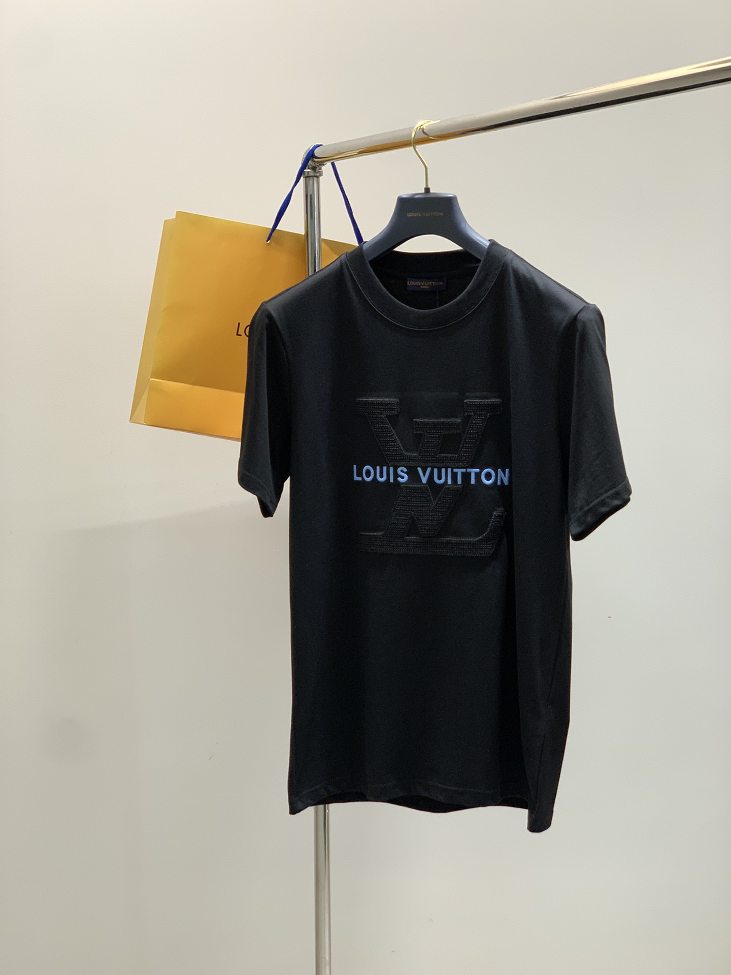 NO:427347,,LouisVuitton, the latest model for summer 2025, available at the counter at the same time, original singles, fashionable and casual round neck short-sleeved T-shirt, very distinctive on the upper body!  Eye-catching and highlighted, imported original fabric, top-grade embroidery craft letter pattern decorative logo, simple but not lacking in fashion, classic and atmospheric, comfortable and breathable, handsome and stylish on the upper body, 2 colors recommended, code number S-3XL,, louis vuitton, louis vuitton, T-shirt,tees, t-shirt,alexander wang19860909,LouisVuitton 路易威登,2025夏季最新款,专柜同步有售,原单狠货,时尚休闲圆领短袖T恤,上身很有特点！吸睛而有亮点,进口原版面料,顶级刺绣工艺字母图案装饰Logo,简单而不失时尚,经典大气,舒适透气,上身帅气有型,2色推荐,码数S-3XL,,louis vuitton,louis vuitton,T-shirt,tees，t-shirt,alexander wang,Men's clothing