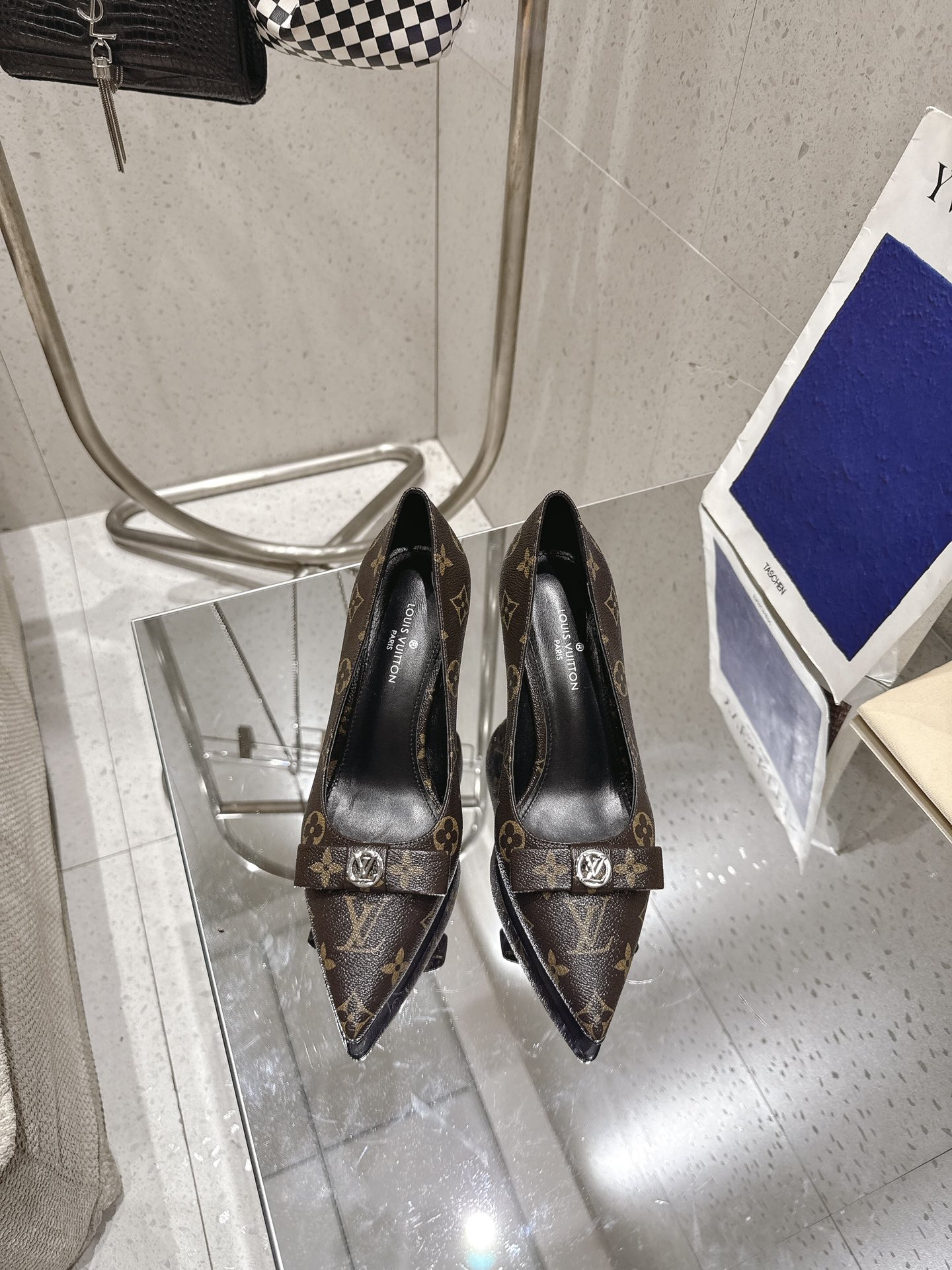 NO:420431,◣LV slim heeled shoes◢ Louis&Vuitto2025 new top version This 8.5AM high heels are soft sheepskin shoes with pointed toe and curved mid-high heels. The upper leather strap is decorated with logo LV small silver label decoration and exquisite studs. It adds elegant charm to the feet and highlights a low-key luxury texture. Whether you are strolling on the bustling streets of the city or attending exquisite parties, you can confidently show your unique charm and easily control various occasions. The upper original cowhide lining: sheepskin lining + footbed sheepskin outsole Italian leather outsole Heel height: 8.5cm Shoe size: 35-41 (40.41 custom-made non-return and exchange), high heeled single shoes, louis vuitton, louis vuitton, high  heels, cowhide, sheepskin, Leather soles19860909◣LV细跟单鞋◢ Loui&Vuitto2025新款 顶级版本 本款8.5AM 高跟鞋为柔软羊皮革鞋身搭配尖头与弧形中高跟.鞋面皮革饰带饰有标识LV小银标装饰与精巧饰钉.为双脚增添优雅韵味 ,彰显低调的奢华质感.无论是漫步繁华都市街头 还是出席精致聚会,都能自信展现独特魅力,轻松驾驭各种场合. 鞋面原版牛皮 内里: 羊皮内里+垫脚羊皮 大底意大利真皮大底 跟高: 8.5cm 鞋码: 35-41（ 40.41定做不退换）,高跟鞋单鞋,louis vuitton,louis vuitton,high heels,cowhide,sheepskin,Leather soles,Women's Shoes