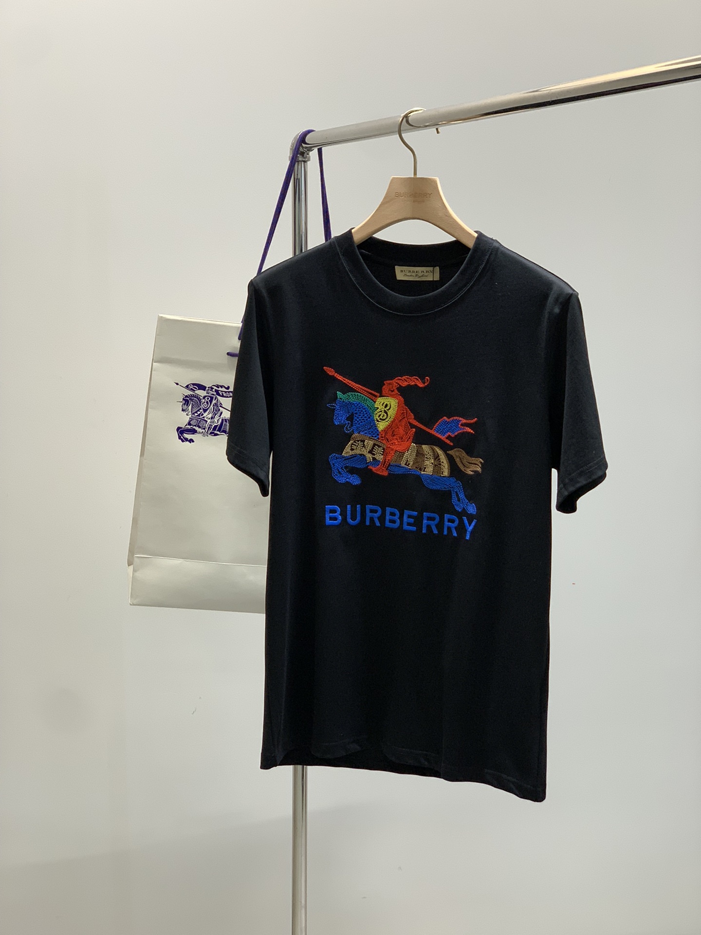 NO:427370,,Burberry Burberry, the latest summer products in 2025, available at the counter at the same time, original singles, fashionable and casual round neck short-sleeved T-shirt, imported original fabric, comfortable and breathable upper body, top-grade embroidery craft letter pattern decoration logo, extremely high grade, comfortable and versatile, handsome upper body, 2 colors recommendation, S-3Xl, burberry, burberry, T-shirt, tees, t-shirt, alexander wang19860909,Burberry 巴宝莉,2025夏季最新品,专柜同步有售,原单狠货,时尚休闲圆领短袖T恤,进口原版面料,上身舒适透气,顶级刺绣工艺字母图案装饰logo,档次极高,舒适百搭,上身帅气十足,2色推荐,码数S-3Xl,,burberry,burberry,T-shirt,tees，t-shirt,alexander wang,Men's clothing