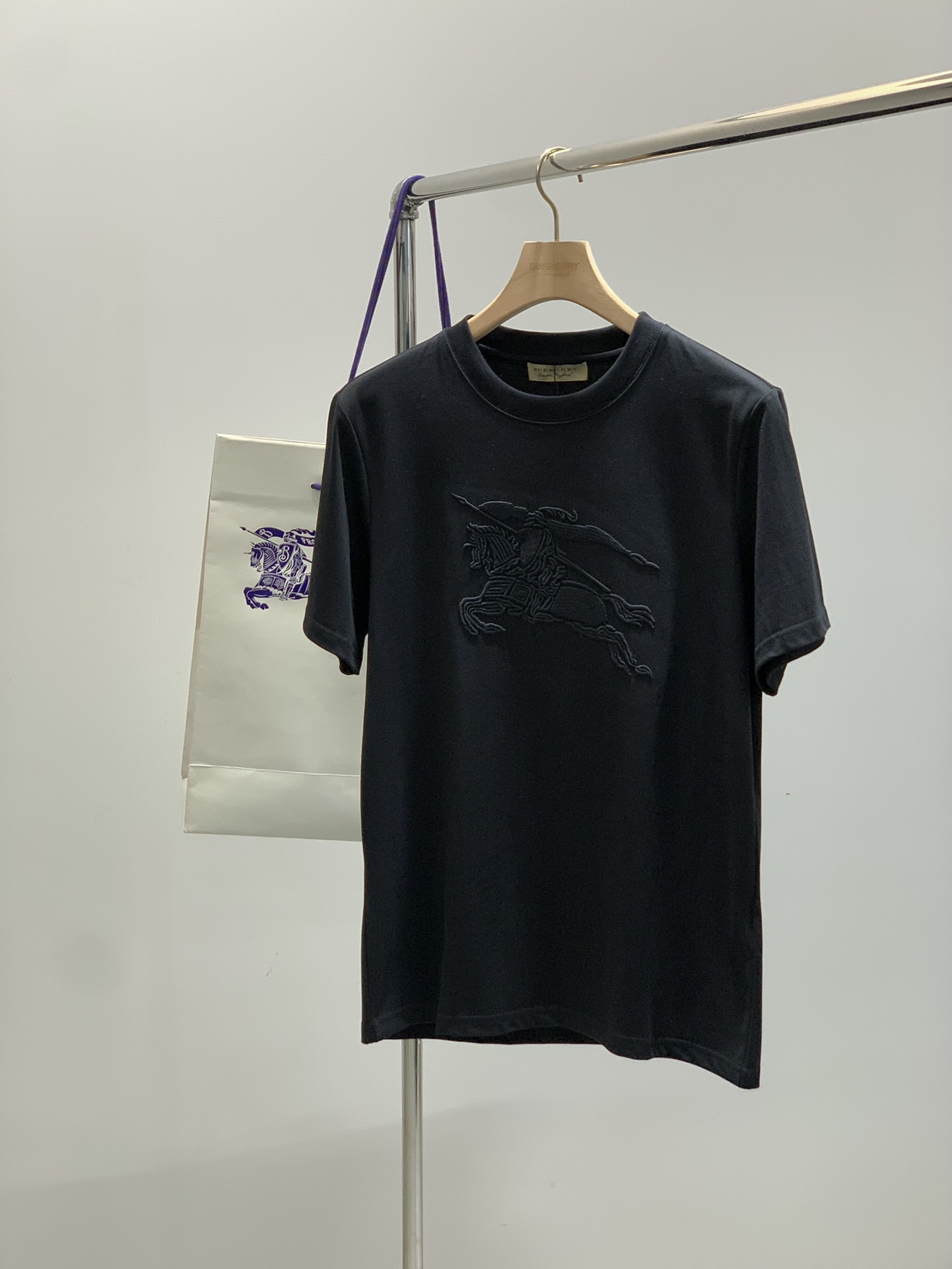 NO:427342,,Burberry Burberry, the latest summer products in 2025, available at the counter at the same time, original singles, fashionable and casual round neck short-sleeved T-shirt, imported original fabric, comfortable and breathable upper body, top-grade embroidery craft letter pattern decoration logo, extremely high grade, comfortable and versatile, top-body handsome, 2 colors recommended, S-3Xl, burberry, burberry, T-shirt, tees, t-shirt, alexander wang19860909,Burberry 巴宝莉,2025夏季最新品,专柜同步有售,原单狠货,时尚休闲圆领短袖T恤,进口原版面料,上身舒适透气,顶级刺绣工艺字母图案装饰logo,档次极高,舒适百搭,上身帅气十足,2色推荐,码数S-3Xl,,burberry,burberry,T-shirt,tees，t-shirt,alexander wang,Men's clothing