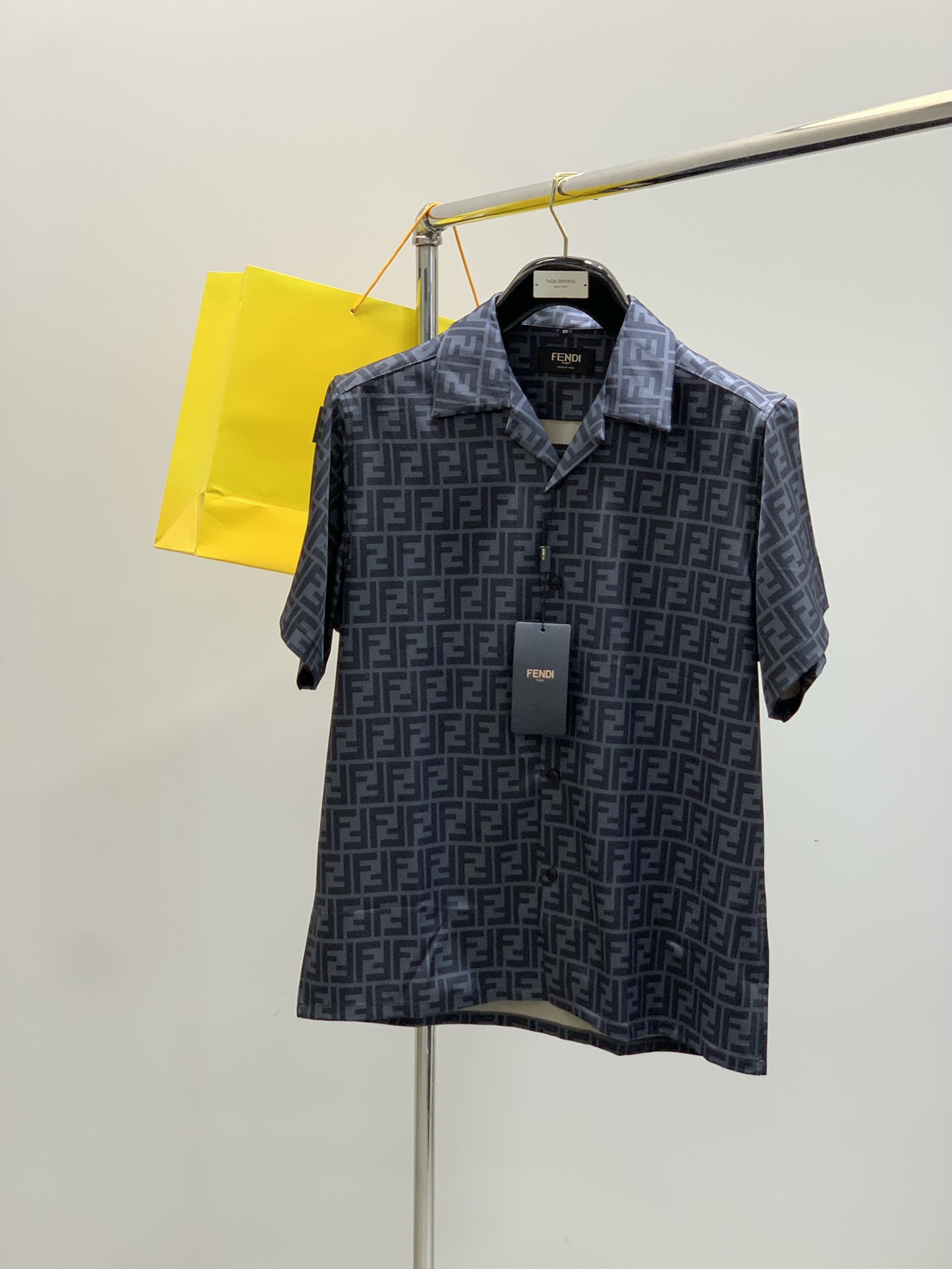 NO:440136,Clothes, shorts, FENDI, the latest summer products, special counters are available at the same time, original singles, casual and fashionable short-sleeved suits, imported original fabrics, top-grade printed craft letter pattern logo, unique design, comfortable and breathable upper body, extremely high grade, handsome upper body, 2 colors recommendation, code number XS-L,,fendi,fendi, shorts, T-shirt, alexander wang19860909衣服,短裤,FENDI 芬迪,夏季最新品,专柜同步有售,原单狠货,休闲时尚短袖套装,进口原版面料,顶级印花工艺字母图案logo,独特设计,上身舒适透气,档次极高,上身帅气十足,2色推荐,码数XS-L,,fendi,fendi,shorts,T-shirt,alexander wang,Men's clothing