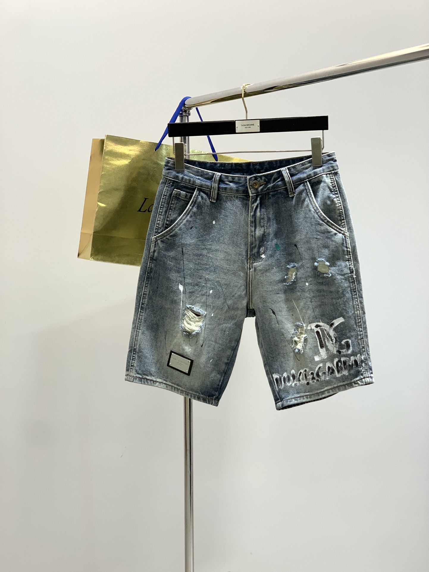 NO:433333,,DOLCE&GABBANA, the latest summer products in 2025, the official website counter is available at the same time, original singles, super stylish jeans, customized original washing denim fabric, top-grade graffiti craft letter pattern logo, original hardware and auxiliary decoration, unique design style, extremely superior jeans, the materials and craftsmanship are extremely luxurious and exquisite, the grade is extremely high, the upper body is handsome and stylish, the number of 29-38, Dolce&Gabbana, Dolce&Gabbana, jeans, alexander wang19860909,DOLCE&GABBANA 杜嘉班纳,2025夏季最新品,官网专柜同步有售,原单狠货,超级有范儿的一款牛仔裤,定制原版水洗牛仔面料,顶级涂鸦工艺字母图案logo,原版五金辅料装饰,独特设计风格,极为翘楚的一款牛仔裤,用料与工艺都极致奢华精湛,档次极高,上身帅气有型,码数29-38,,Dolce&Gabbana,Dolce&Gabbana,jeans,alexander wang,Men's clothing