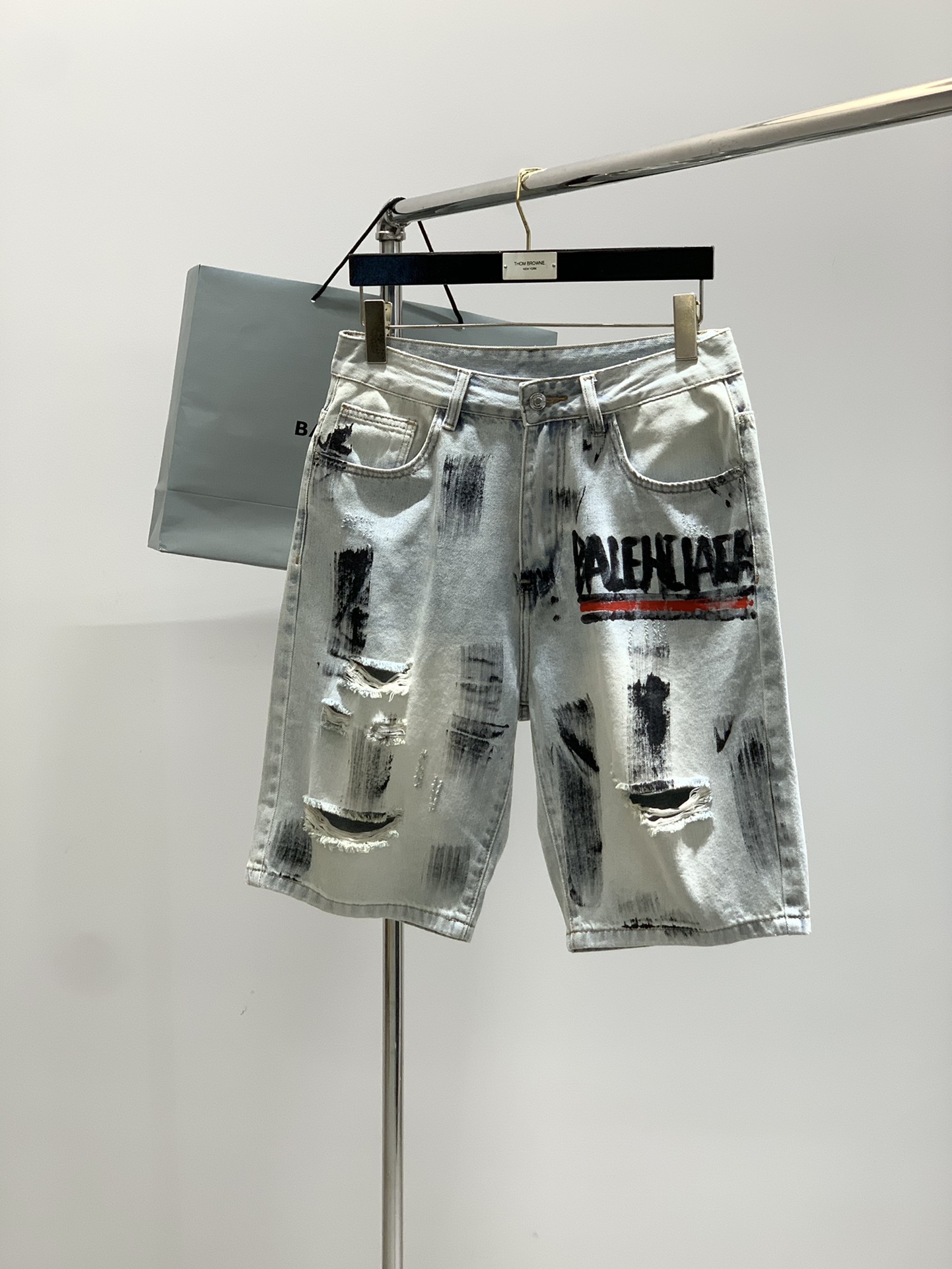 NO:433330,,Balenciaga Balenciaga, the latest summer products in 2025, the counter is available at the same time, original single-purpose goods, water-washed casual denim shorts, imported original washing elastic fabric, comfortable and elastic, top-level graffiti craft letter pattern logo, original hardware and auxiliary decoration, super positive style, comfortable and breathable, counter quality, handsome and stylish upper body, complete three standards, 29-38,,balenciaga,balenciaga, shorts,alexander wang19860909,Balenciaga 巴黎世家,2025夏季最新品,专柜同步有售,原单狠货,水洗休闲牛仔短裤,进口原版水洗弹力面料,舒适有弹性,顶级涂鸦工艺字母图案Logo,原版五金辅料装饰,版型超正,舒适透气,专柜品质,上身帅气有型,三标齐全,码数29-38,,balenciaga,balenciaga,shorts,alexander wang,Men's clothing