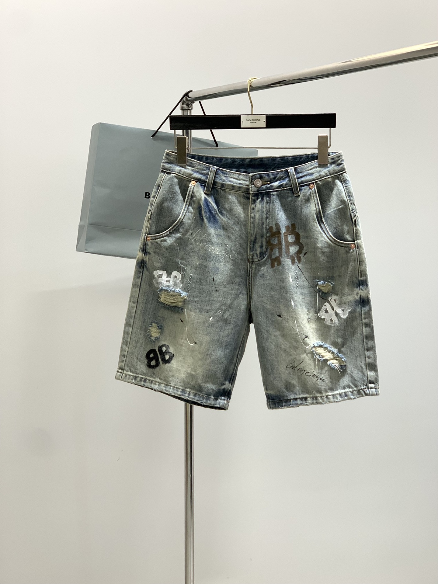 NO:433304,,Balenciaga Balenciaga, the latest summer products in 2025, the counter is available at the same time, original single-purpose goods, water-washed casual denim shorts, imported original washing elastic fabric, comfortable and elastic, top-level graffiti craft letter pattern logo, original hardware and auxiliary decoration, super positive style, comfortable and breathable, counter quality, handsome and stylish upper body, complete three standards, 29-38,,balenciaga,balenciaga, shorts,alexander wang19860909,Balenciaga 巴黎世家,2025夏季最新品,专柜同步有售,原单狠货,水洗休闲牛仔短裤,进口原版水洗弹力面料,舒适有弹性,顶级涂鸦工艺字母图案Logo,原版五金辅料装饰,版型超正,舒适透气,专柜品质,上身帅气有型,三标齐全,码数29-38,,balenciaga,balenciaga,shorts,alexander wang,Men's clothing