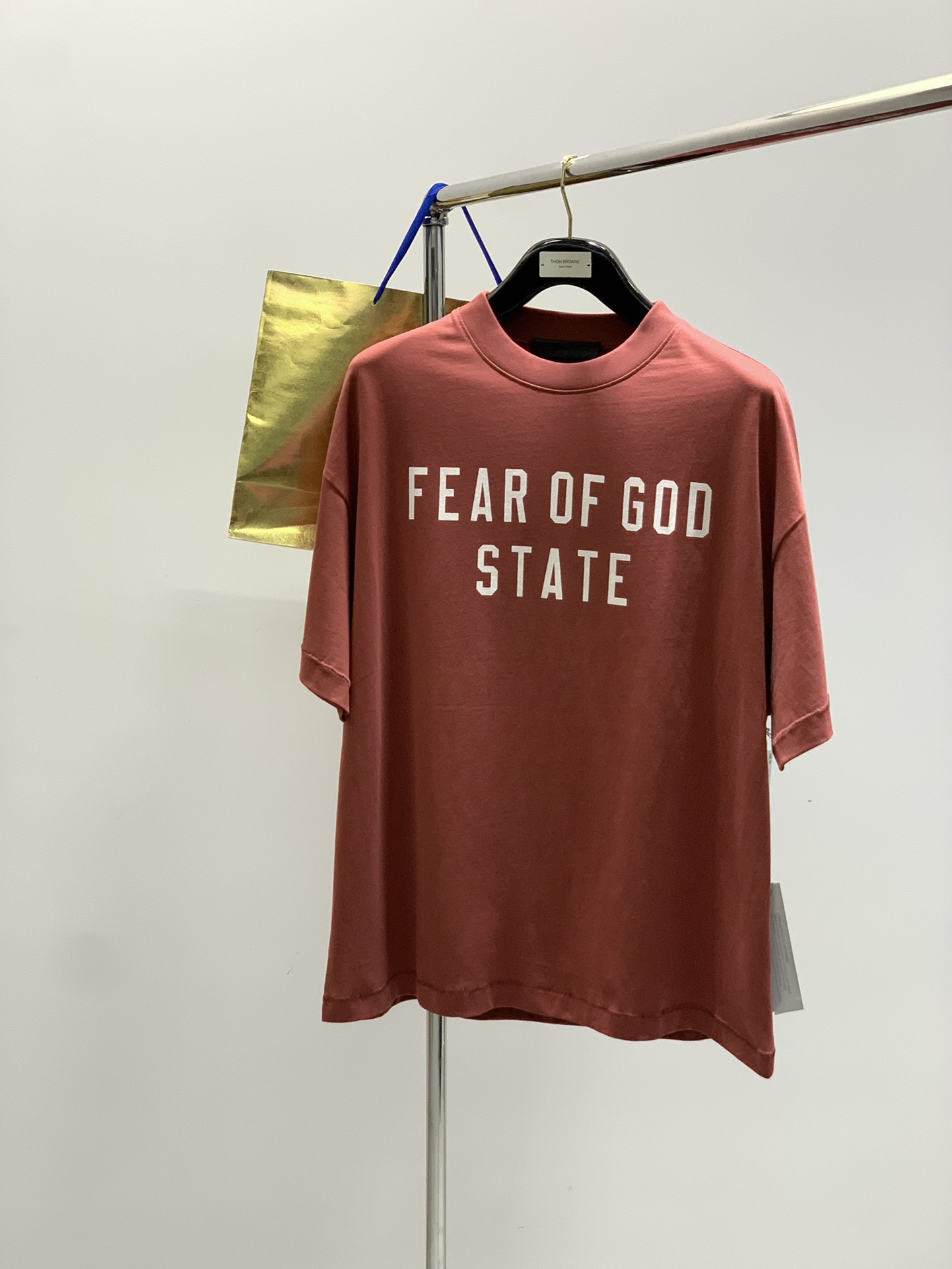 NO:440120,,Fear of God ,The latest summer style, fashionable and casual round neck short-sleeved T-shirt, original single ruthless product, simple and comfortable, the style is not picky, using imported original fabric, excellent comfort, top-grade printing craft letter decoration logo, unique design, super positive style, extremely high grade, handsome upper body, 4 color recommendation, S-XL, T-shirt,tees, t-shirt,alexander wang19860909,Fear of God（敬畏上帝） ,夏最新款,时尚休闲圆领短袖T恤,原单狠货,简约舒适,版型不挑人,采用进口原版面料,舒适度极佳,顶级印花工艺字母装饰logo,独特设计,版型超正,档次极高,上身帅到爆,4色推荐,码数S-XL,,T-shirt,tees，t-shirt,alexander wang,Men's clothing