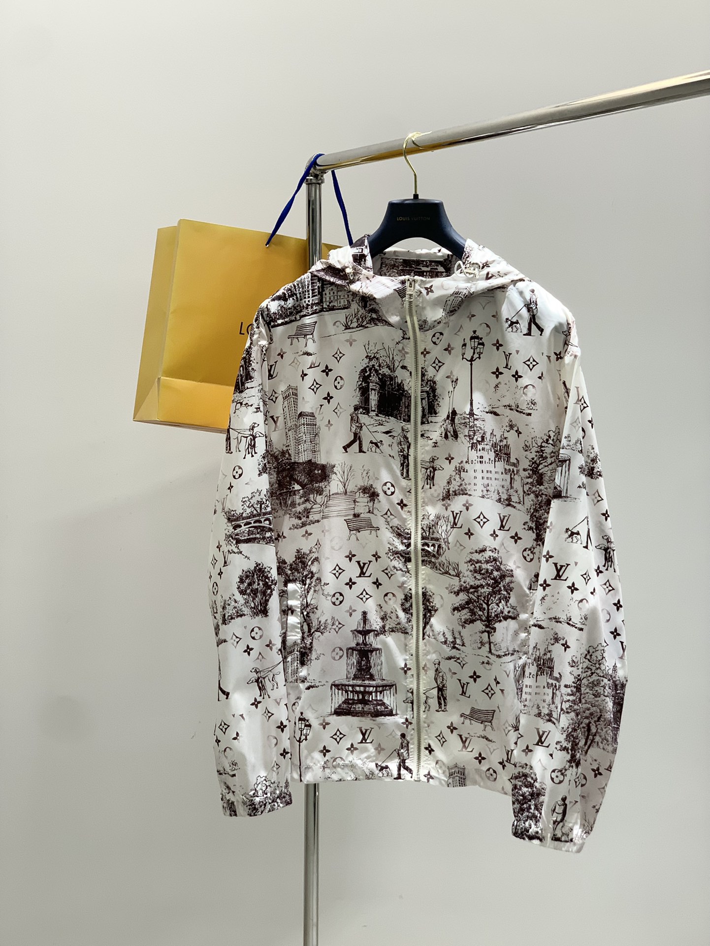 NO:427310,A set, Louis Vuitton, the latest model for summer 2025, available at the counter at the same time, original orders, fashionable casual suits, and very distinctive on the upper body!  Eye-catching and highlighted, imported original fabric, top-level printing craft letter pattern decorative logo, original hardware and auxiliary materials decoration, simple but not lacking in fashion, classic and atmospheric, comfortable and breathable, handsome and stylish on the upper body, code M-2XL,, louis vuitton, louis vuitton, alexander wang19860909一套,LouisVuitton 路易威登,2025夏季最新款,专柜同步有售,原单狠货,时尚休闲套装,上身很有特点！吸睛而有亮点,进口原版面料,顶级印花工艺字母图案装饰Logo,原版五金辅料装饰,简单而不失时尚,经典大气,舒适透气,上身帅气有型,码数M-2XL,,louis vuitton,louis vuitton,alexander wang,Men's clothing