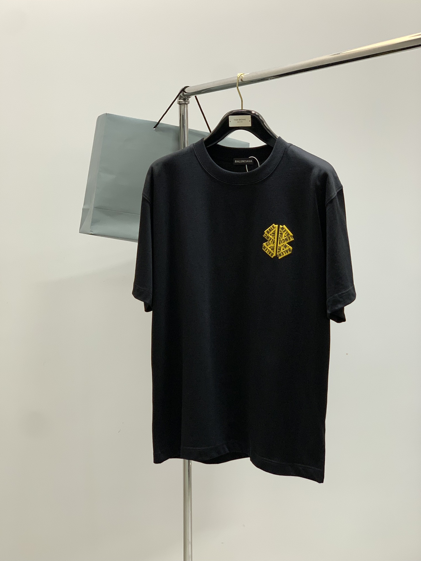 NO:427374,,Balenciaga Balenciaga, the latest summer model in 2025, special counters are available at the same time, original singles, hot fashion and casual round neck short-sleeved T-shirt, imported original fabric, unique design, top-grade printing craft letter pattern decoration logo, simple and fashionable, handsome upper body, complete three standards, 2 colors recommended, size number XS-L Size bust/cm length/cm shoulder width/cm sleeve length/cm XS108705022 S112725223 M 116745424 L 120765625,,balenciaga,balenciaga,T-shirt,tees,t-shirt,alexander wang19860909,Balenciaga 巴黎世家,2025夏季最新款,专柜同步有售,原单狠货,爆款时尚休闲圆领短袖T恤,进口原版面料,独特设计,顶级印花工艺字母图案装饰logo,简约时尚 ,上身帅气,三标齐全,2色推荐,码数XS-L 尺码胸围/cm衣长/cm肩宽/cm袖长/cm XS108705022 S112725223 M 116745424 L 120765625,,balenciaga,balenciaga,T-shirt,tees，t-shirt,alexander wang,Men's clothing