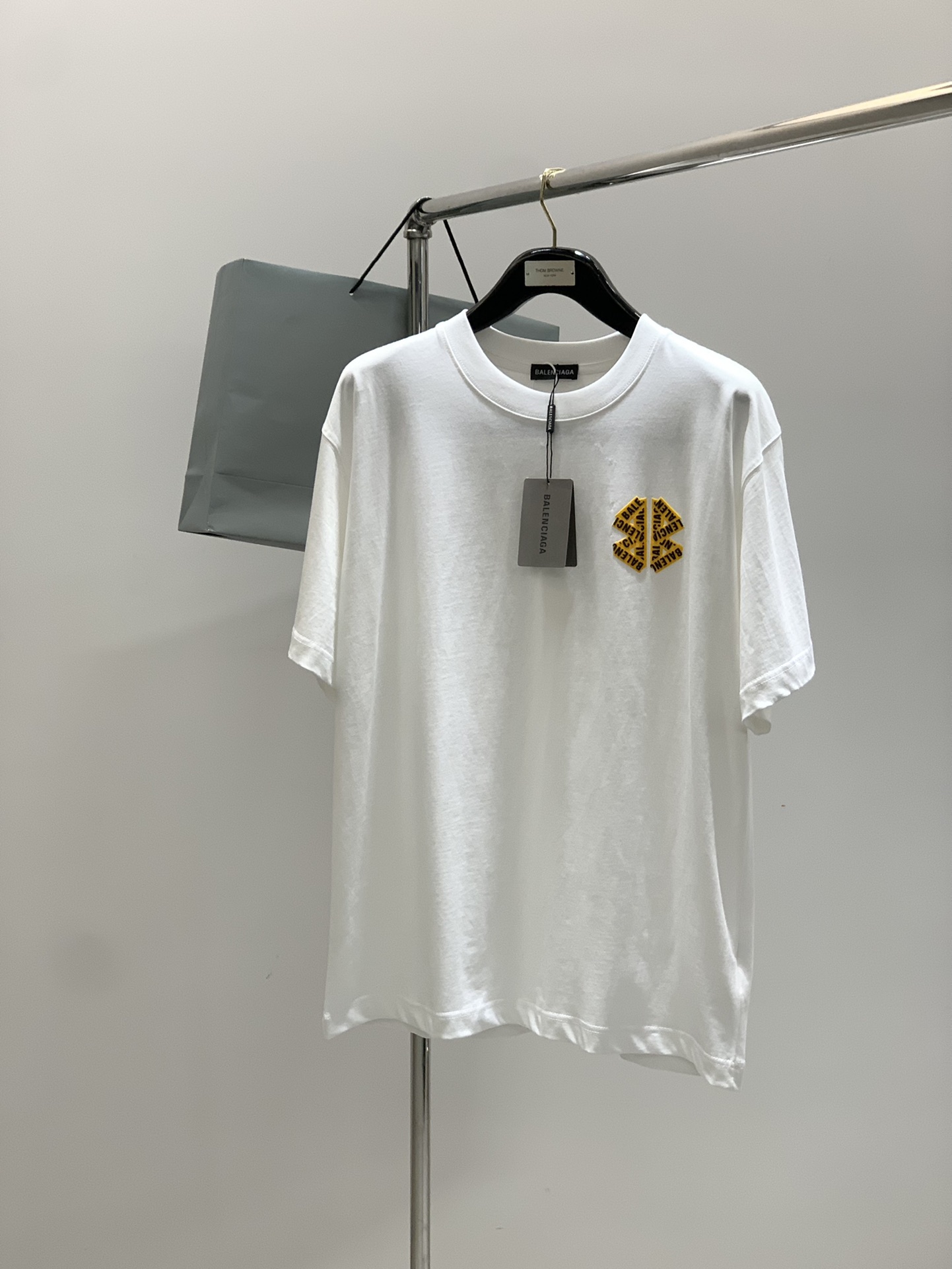 NO:460189,,Balenciaga Balenciaga, the latest summer model, available at the counter at the same time, original singles, hot fashion casual round neck short-sleeved T-shirt, imported original fabric, unique design, top-grade printing craft letter pattern decoration logo, simple and fashionable, handsome upper body, complete three standards, 2 colors recommended, size number XS-L Size bust/cm length/cm shoulder width/cm sleeve length/cm XS108705022 S112725223 M 116745424 L 120765625,,balenciaga,balenciaga,T-shirt,tees,t-shirt,alexander wang19860909,Balenciaga 巴黎世家,夏季最新款,专柜同步有售,原单狠货,爆款时尚休闲圆领短袖T恤,进口原版面料,独特设计,顶级印花工艺字母图案装饰logo,简约时尚 ,上身帅气,三标齐全,2色推荐,码数XS-L 尺码胸围/cm衣长/cm肩宽/cm袖长/cm XS108705022 S112725223 M 116745424 L 120765625,,balenciaga,balenciaga,T-shirt,tees，t-shirt,alexander wang,Men's clothing