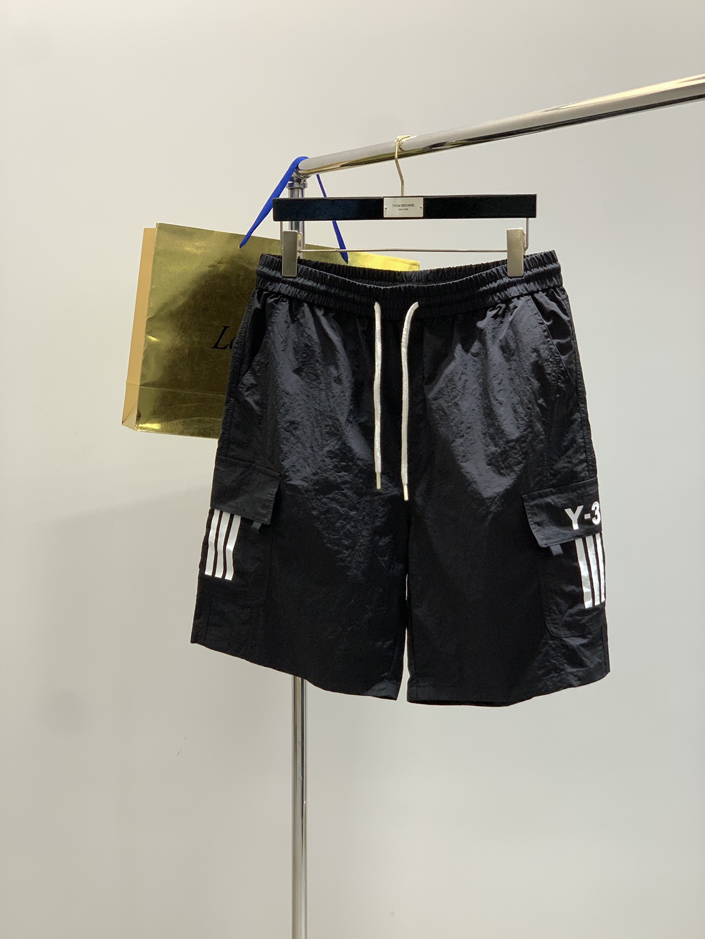 NO:427316,,Y-3 Yamamoto Yoshi, the latest product in 2025 summer, available at the counter at the same time, original single product, fashionable casual shorts, imported original fabric, excellent comfort, classic Y3 letter logo, extremely high grade, comfortable and breathable, fashionable and stylish upper body, size M-2XL size pants long waist and foot mouth M557330 L5676.531 XL578032 2XL5885.533,,shorts,alexander wang19860909,Y-3 山本耀司,2025夏季最新品,专柜同步有售,原单狠货,时尚休闲短裤,进口原版面料,舒适度极佳,经典Y3字母logo,档次极高,舒适透气,上身时尚有型,码数M-2XL 尺码裤长腰围脚口 M557330 L5676.531 XL578032 2XL5885.533,,shorts,alexander wang,Men's clothing