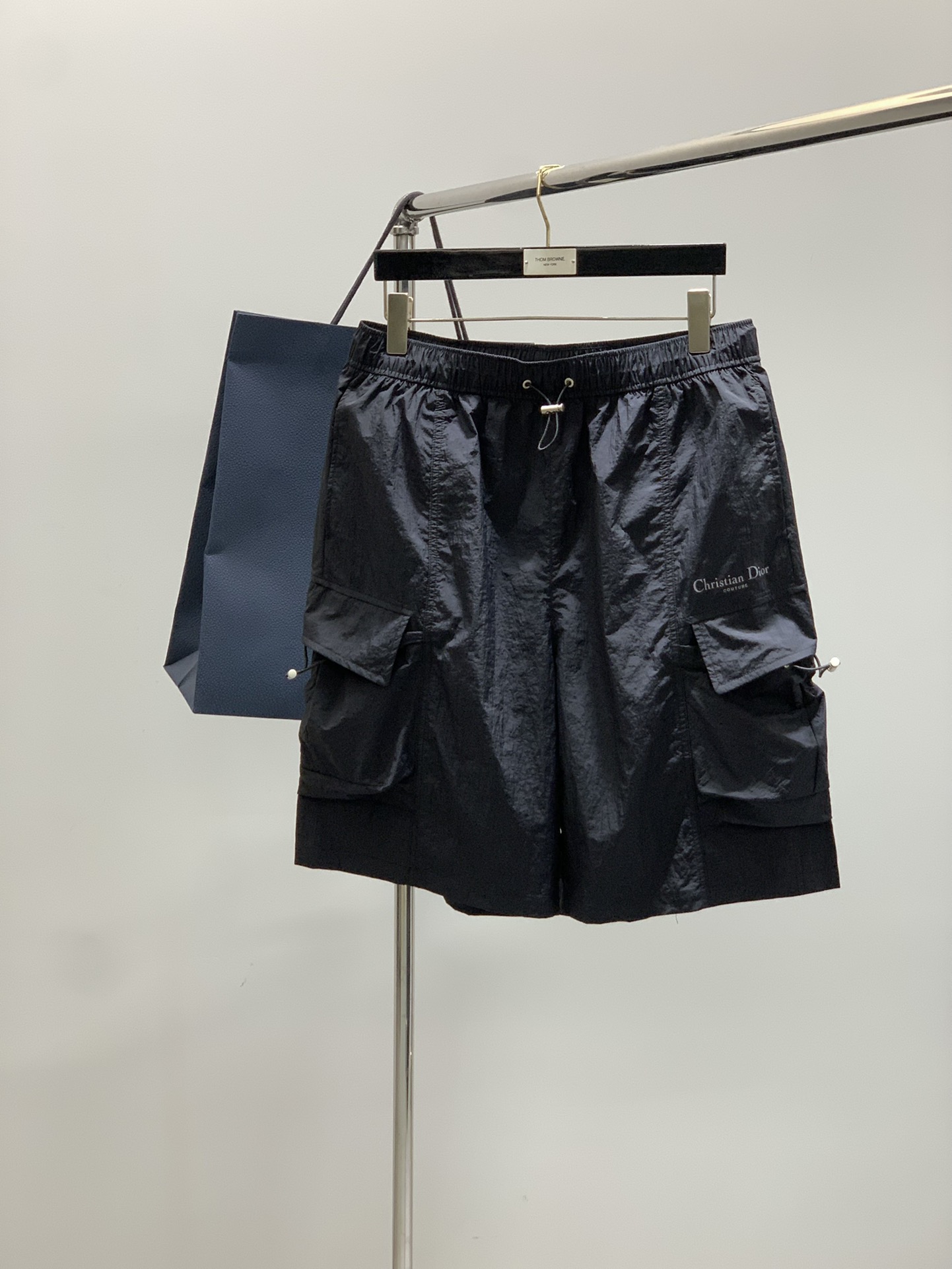 NO:427352,,Dior Dior, 2025 summer new product, available at the same time for counters, simple and fashionable casual shorts, original imported fabric, comfortable and breathable, top-grade embroidery craft letter pattern decoration logo, original hardware and auxiliary decoration, extremely high-end, unique design, fashionable and handsome on the upper body!  Size M-2XL Size trousers long waist and foot circumference M557330 L5676.531 XL578032 2XL5885.533,,dior,dior,shorts,alexander wang19860909,Dior 迪奥, 2025夏季新品,专柜同步有售,简约时尚休闲短裤,原版进口面料,舒适透气,顶级刺绣工艺字母图案装饰logo,原版五金辅料装饰,档次极高,独特设计,上身时尚帅气！码数M-2XL 尺码裤长腰围脚口 M557330 L5676.531 XL578032 2XL5885.533,,dior,dior,shorts,alexander wang,Men's clothing