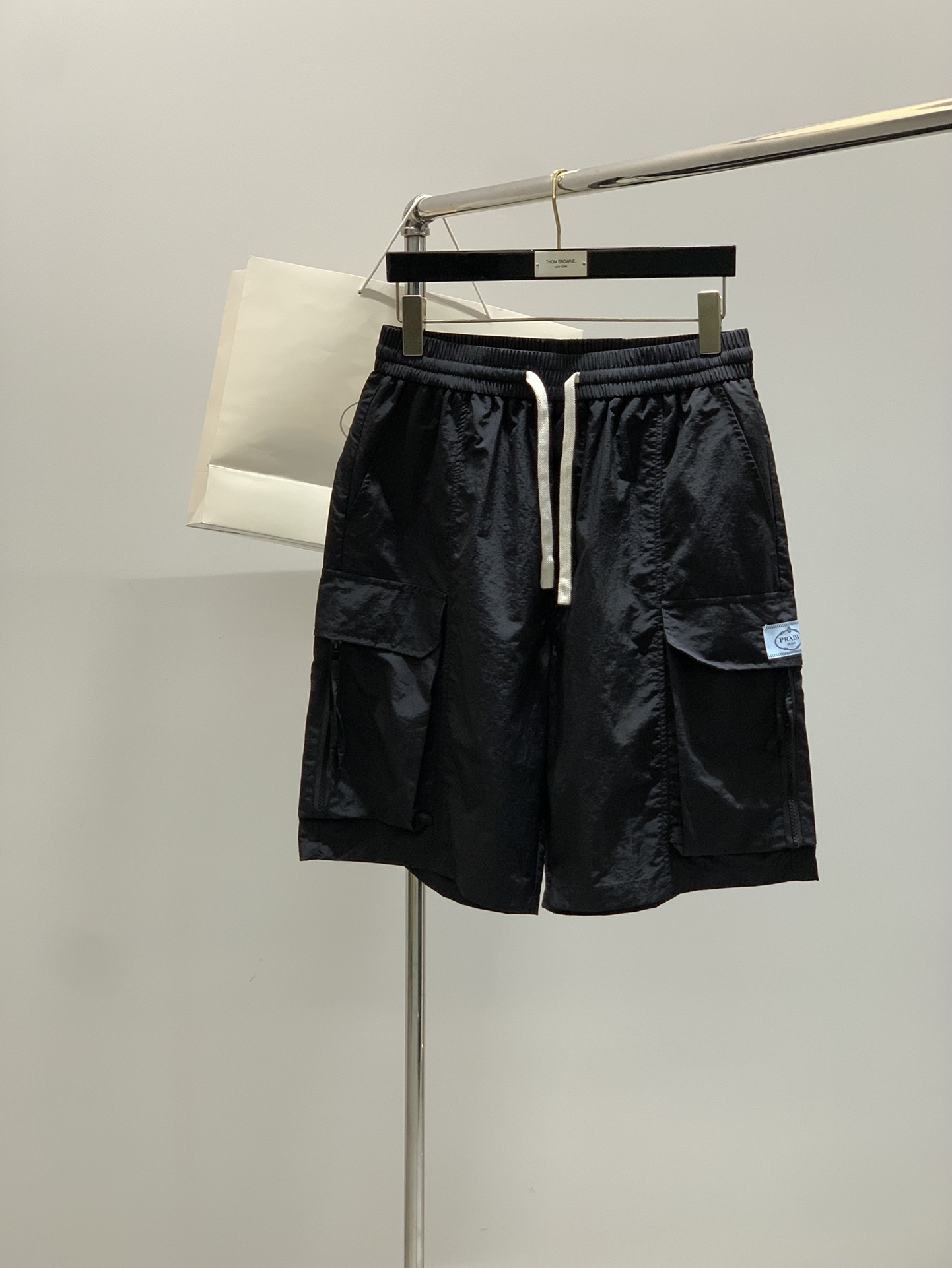 NO:427345,,PRADA Prada, the latest summer products in 2025, available at the counter at the same time, fashionable and casual shorts, imported original fabrics, extremely complex workmanship, the only channel that can be used as a purchasing agent level, top-level printing craft letter pattern logo, original hardware and auxiliary decoration, extremely high grade, comfortable and versatile, handsome and stylish on the upper body, 2 colors recommendation, size M-2Xl size pants long waist and foot mouth M557330 L5676.531 XL578032 2XL5885.533,,prada,prada, shorts,alexander wang19860909,PRADA 普拉达,2025夏季最新品,专柜同步有售,时尚休闲短裤,进口原版面料,做工极为复杂,唯一可以做代购级别的渠道狠货,顶级印花工艺字母图案logo,原版五金辅料装饰,档次极高,舒适百搭,上身帅气有型,2色推荐,码数M-2Xl 尺码裤长腰围脚口 M557330 L5676.531 XL578032 2XL5885.533,,prada,prada,shorts,alexander wang,Men's clothing