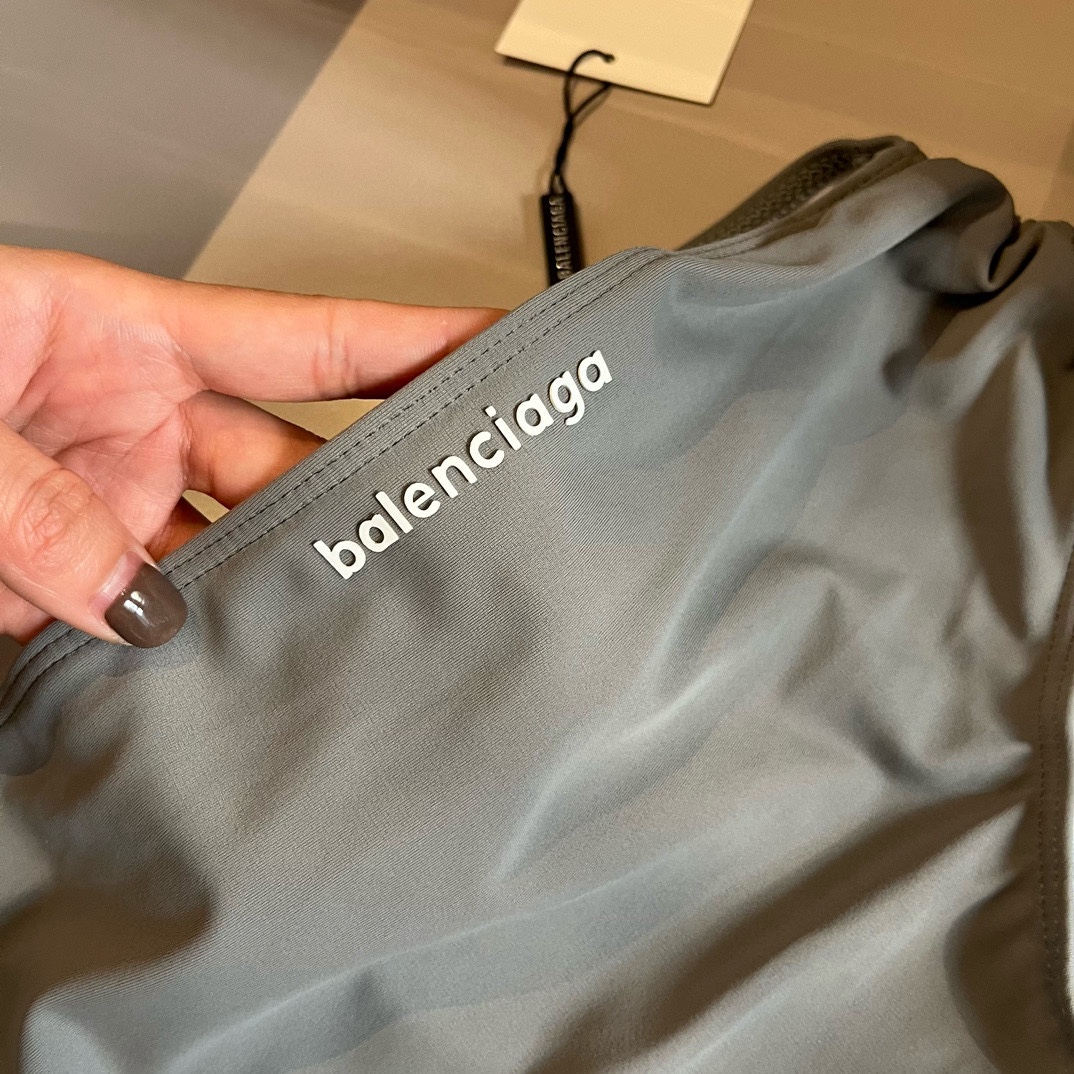 。

巴黎世家balenciaga运动套装比基尼，简约大气，S M L XL