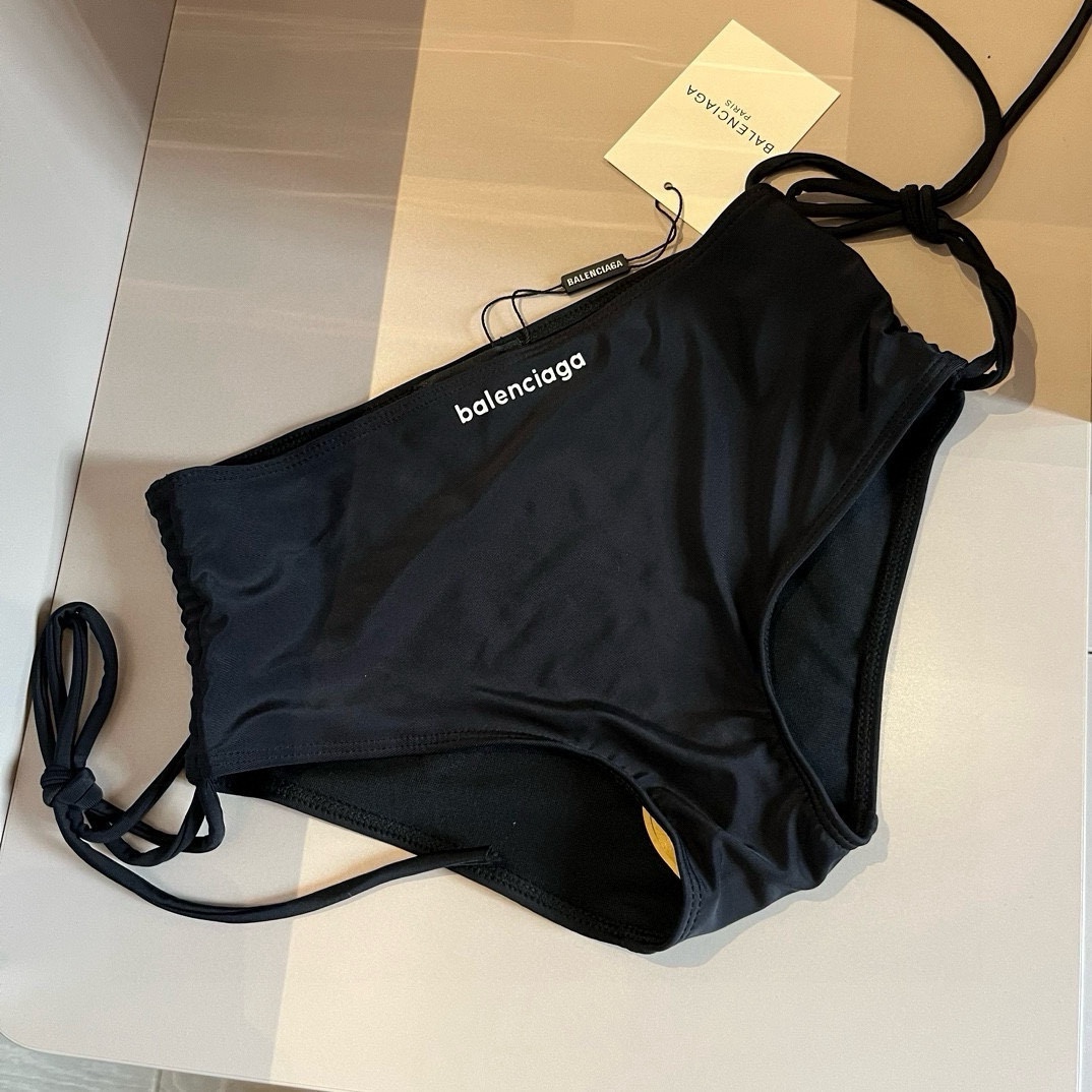 。

巴黎世家balenciaga运动套装比基尼，简约大气，S M L XL